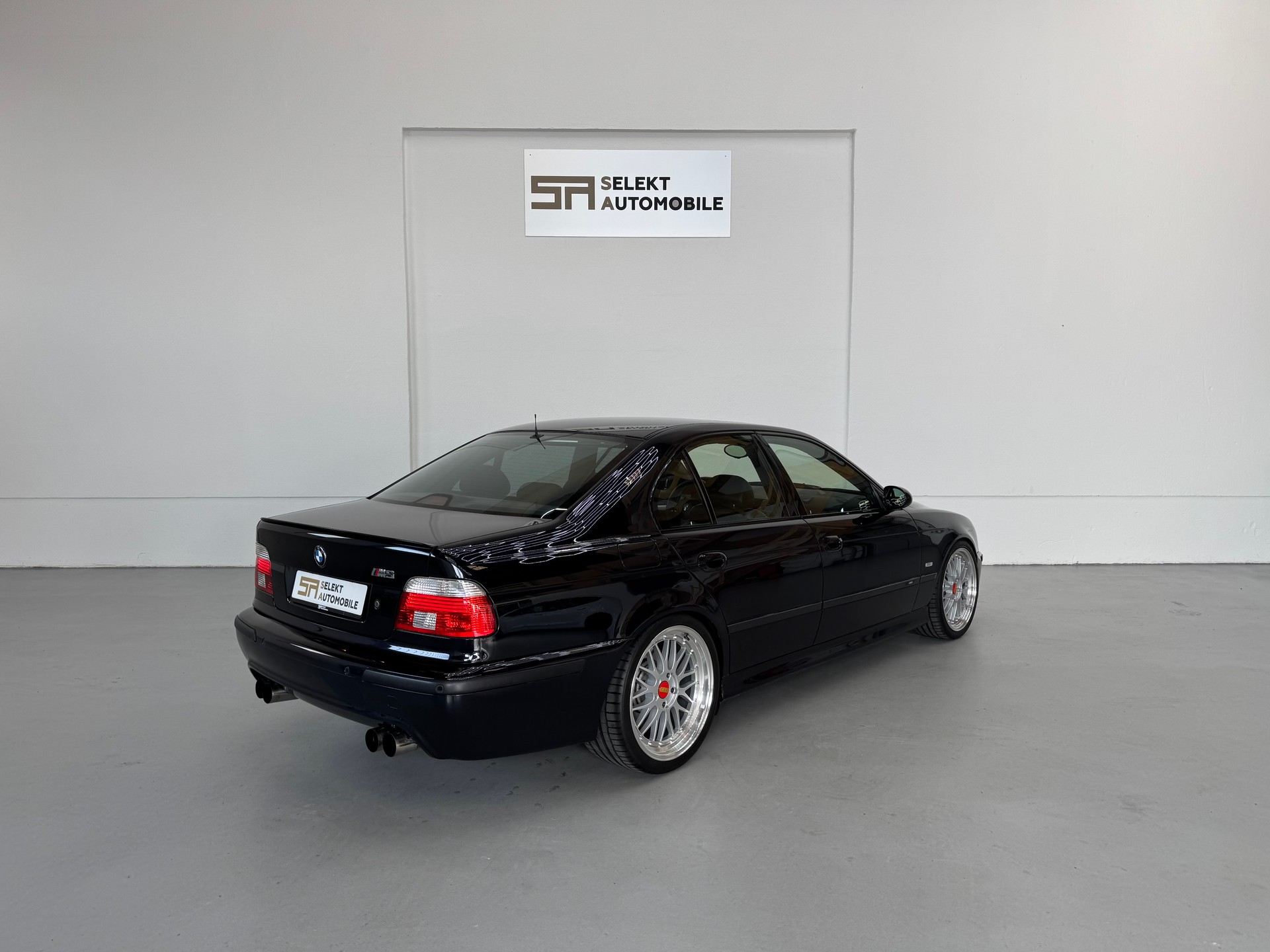 BMW M5-image-5