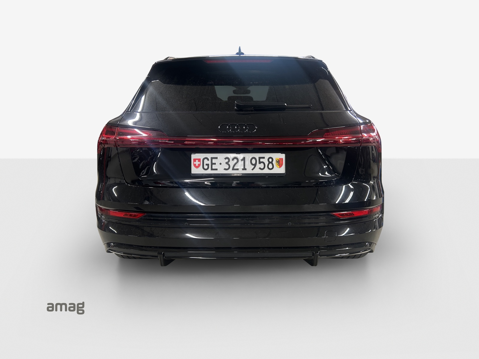 AUDI e-tron 55 S Line Black Edition quattro-image-4