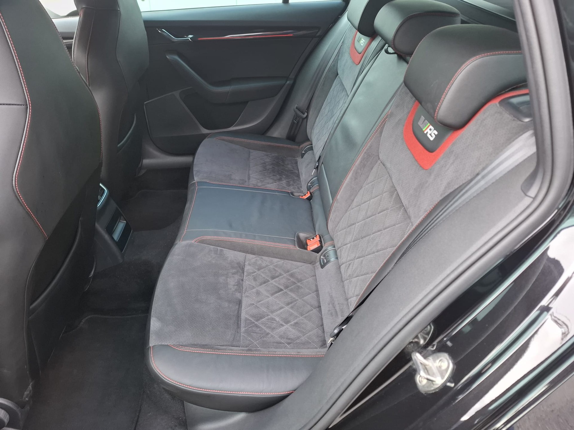 SKODA Octavia Combi 2.0 TDI RS 4x4 DSG-image-10