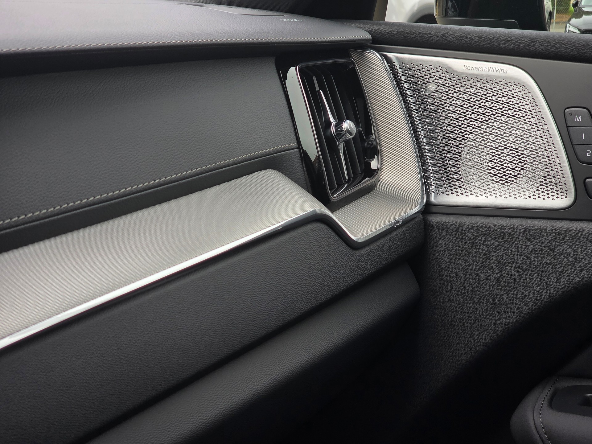 VOLVO XC60 2.0 T8 TE Black Edition eAWD-image-12