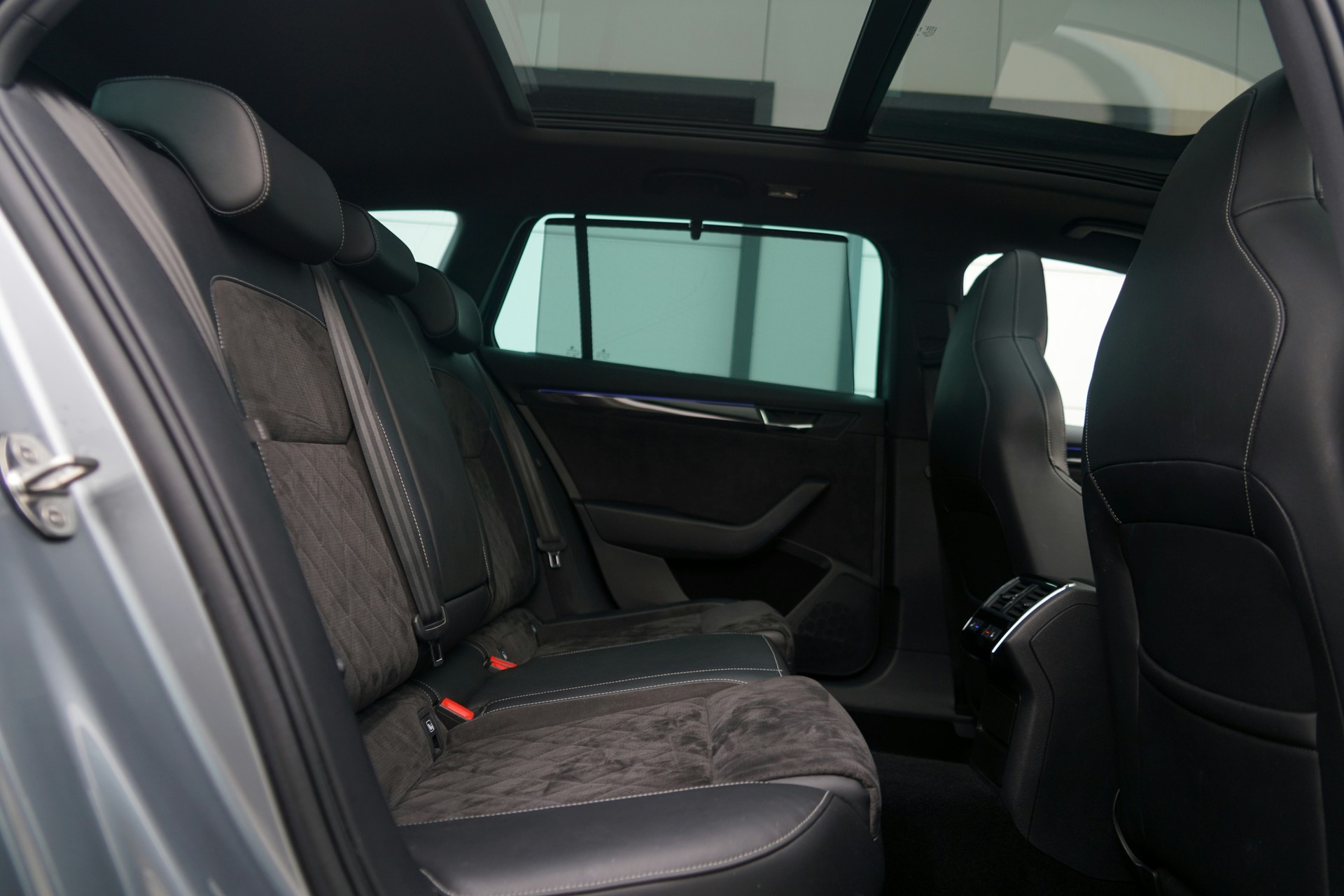 SKODA Superb Combi 2.0 TSI 336 PS Sport Line DSG 4x4 (CH)-image-12