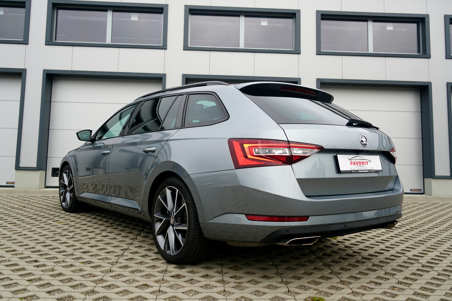 SKODA Superb Combi 2.0 TSI 336 PS Sport Line DSG 4x4 (CH)-image-2