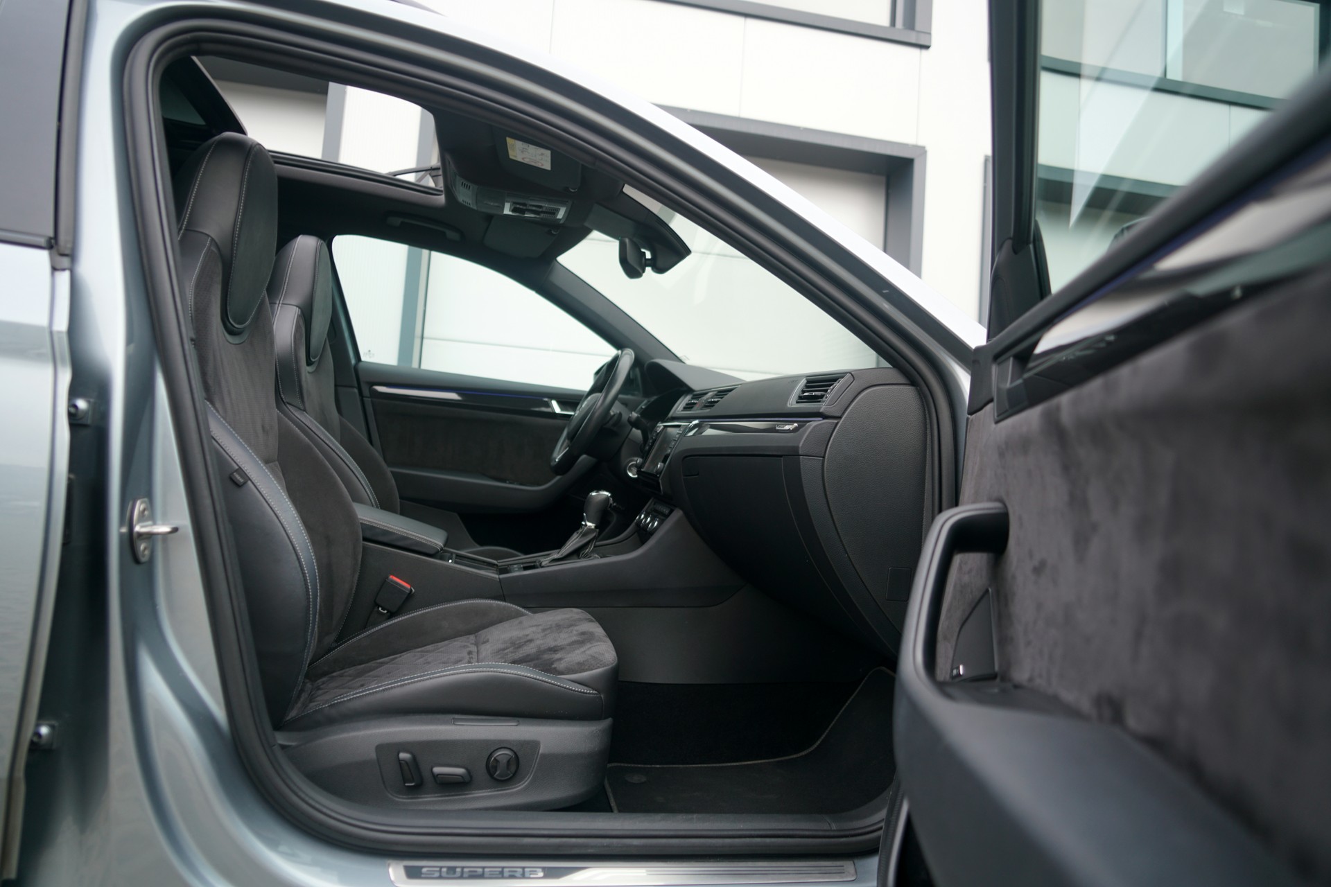 SKODA Superb Combi 2.0 TSI 336 PS Sport Line DSG 4x4 (CH)-image-14