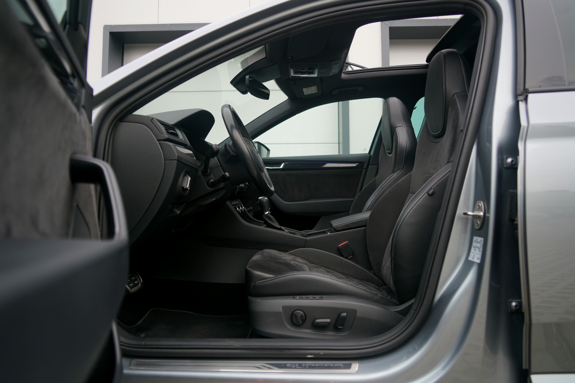 SKODA Superb Combi 2.0 TSI 336 PS Sport Line DSG 4x4 (CH)-image-4