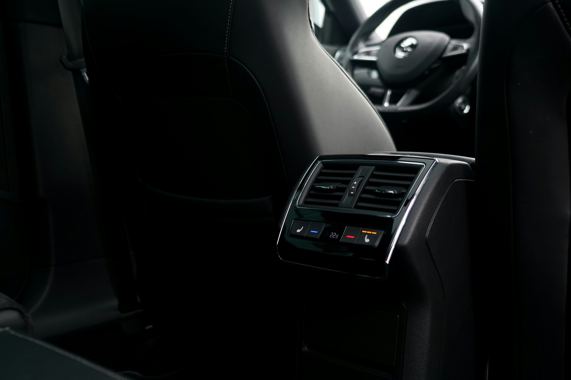 SKODA Superb Combi 2.0 TSI 336 PS Sport Line DSG 4x4 (CH)-image-13