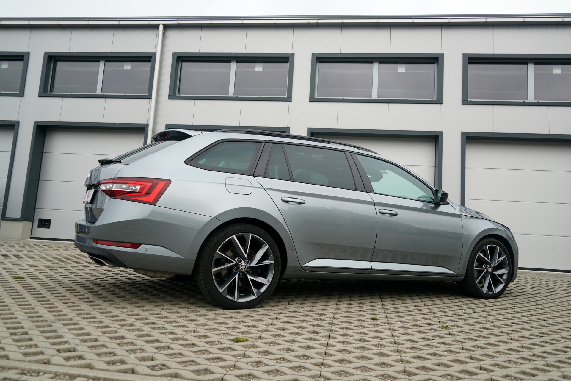 SKODA Superb Combi 2.0 TSI 336 PS Sport Line DSG 4x4 (CH)-image-11
