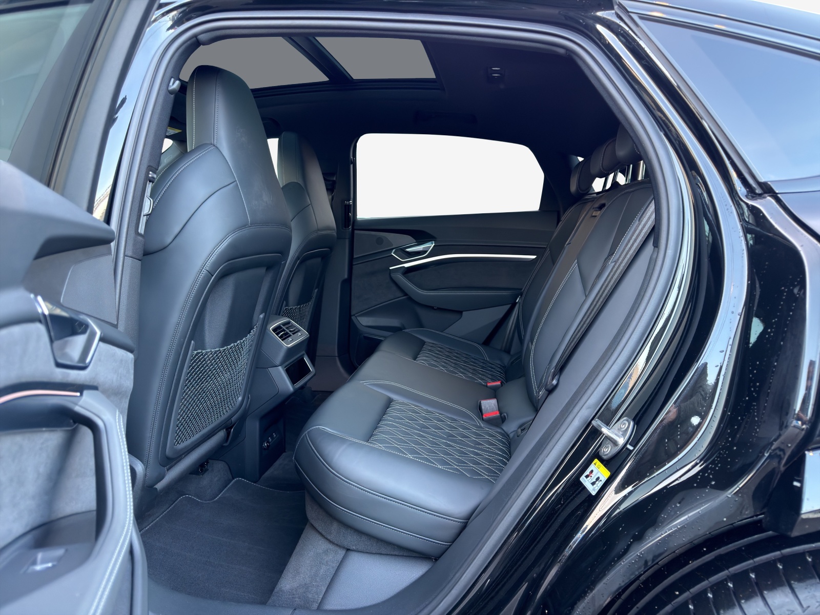 AUDI e-tron S Sportback quattro-image-12