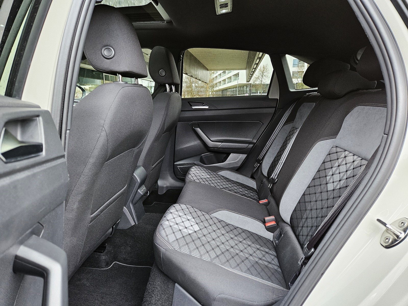 VW Taigo 1.5 TSI R-Line 18 Zoll / DSG / IQ Matrix / PANO / KAMERA / LED / VW Service NEU-image-22