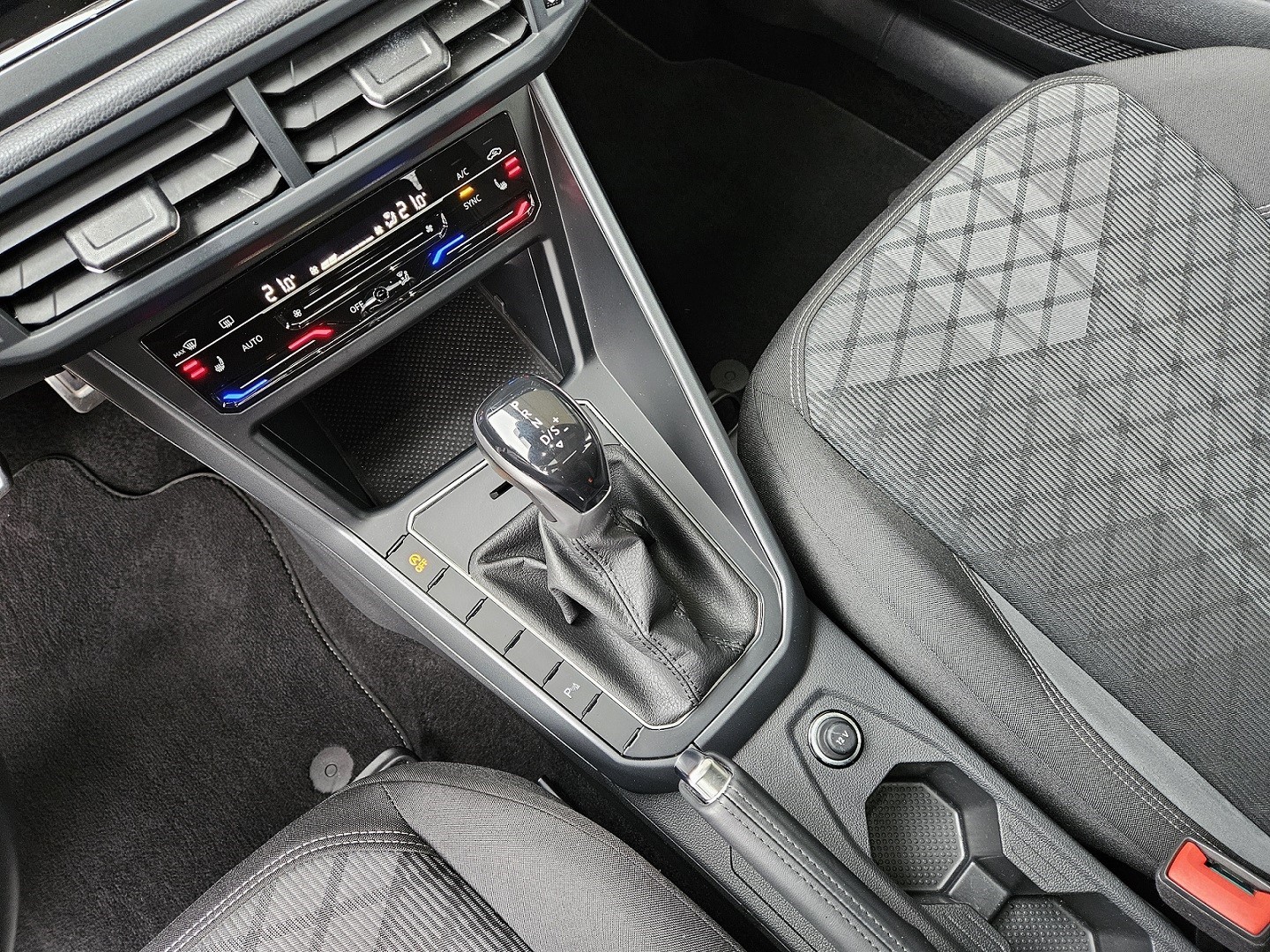 VW Taigo 1.5 TSI R-Line 18 Zoll / DSG / IQ Matrix / PANO / KAMERA / LED / VW Service NEU-image-24