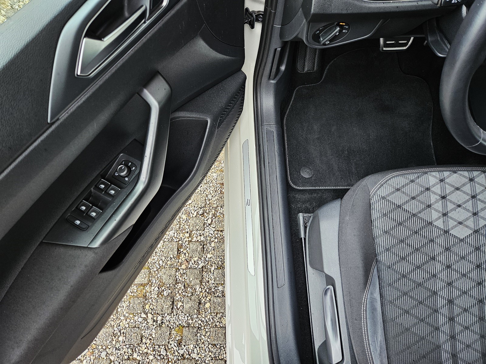 VW Taigo 1.5 TSI R-Line 18 Zoll / DSG / IQ Matrix / PANO / KAMERA / LED / VW Service NEU-image-18