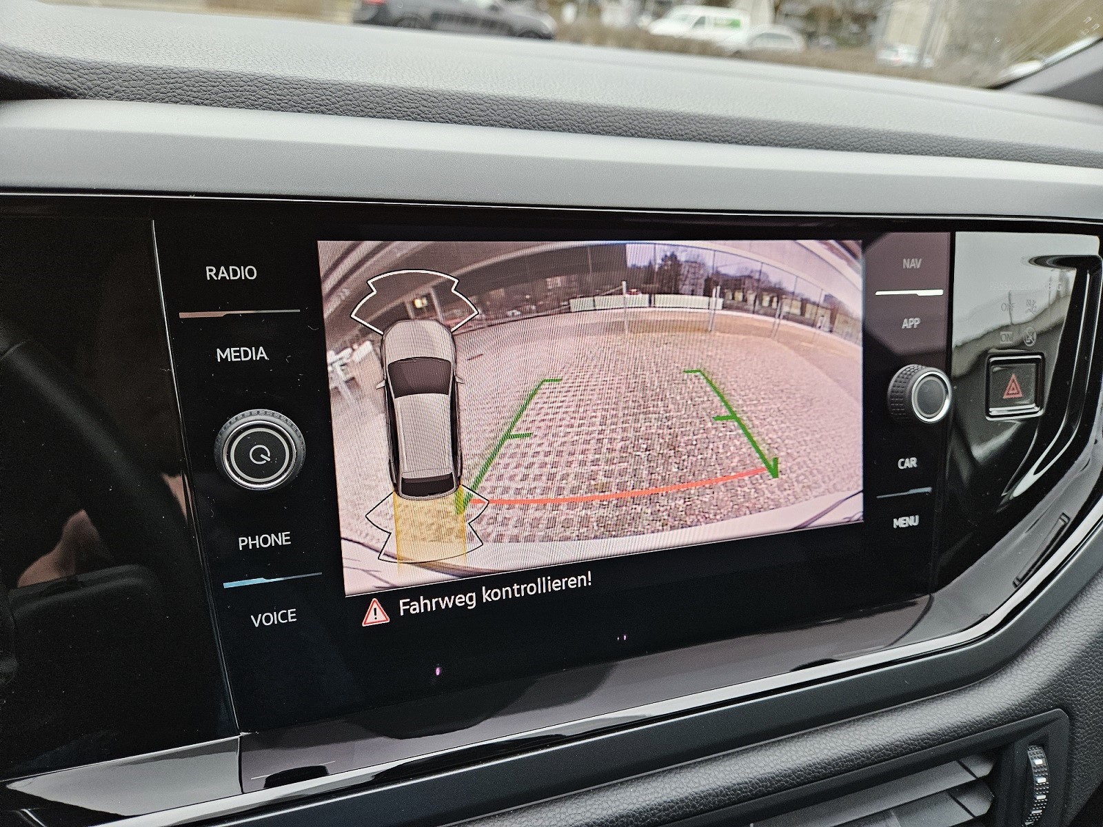 VW Taigo 1.5 TSI R-Line 18 Zoll / DSG / IQ Matrix / PANO / KAMERA / LED / VW Service NEU-image-28