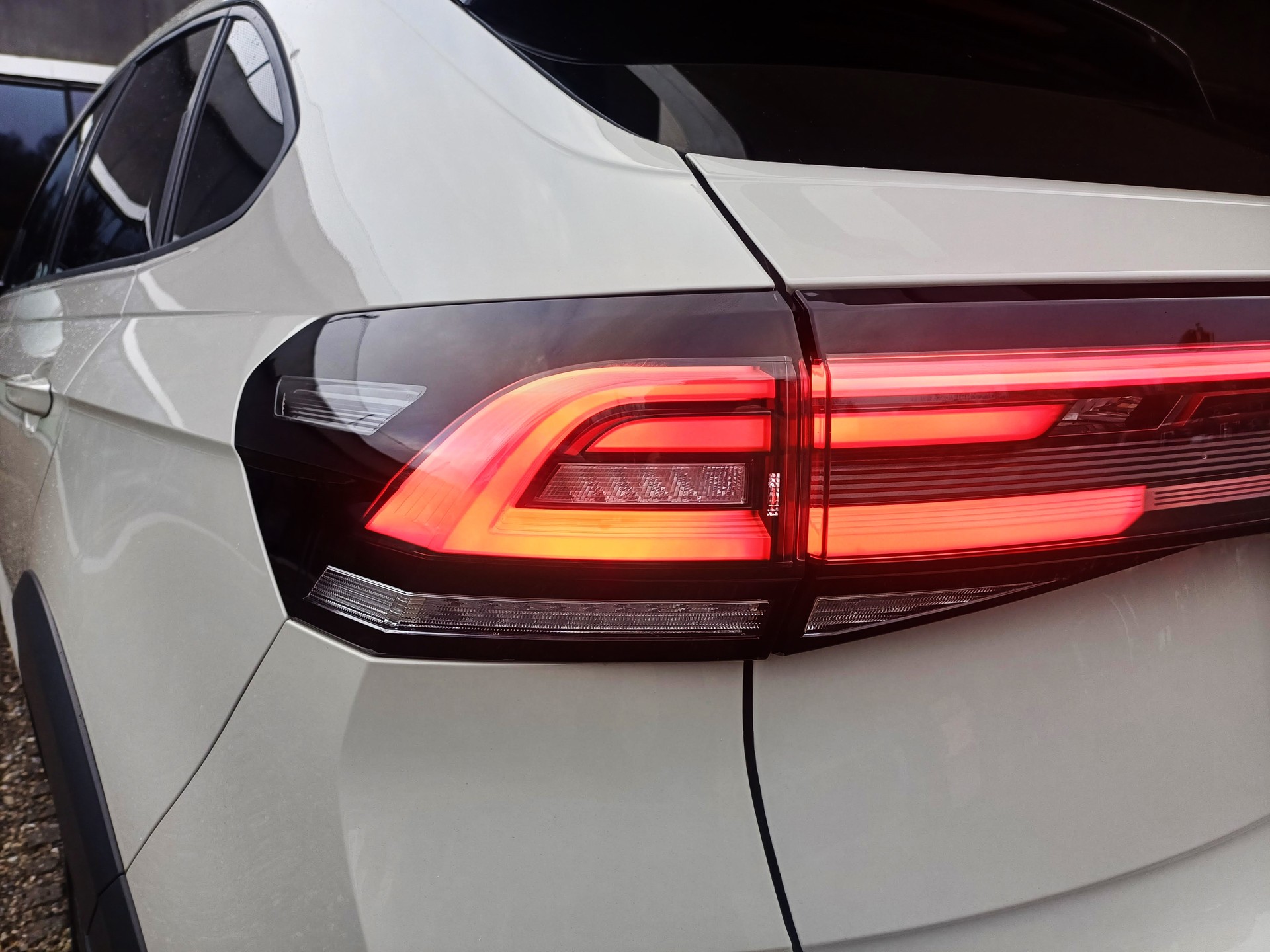 VW Taigo 1.5 TSI R-Line 18 Zoll / DSG / IQ Matrix / PANO / KAMERA / LED / VW Service NEU-image-13