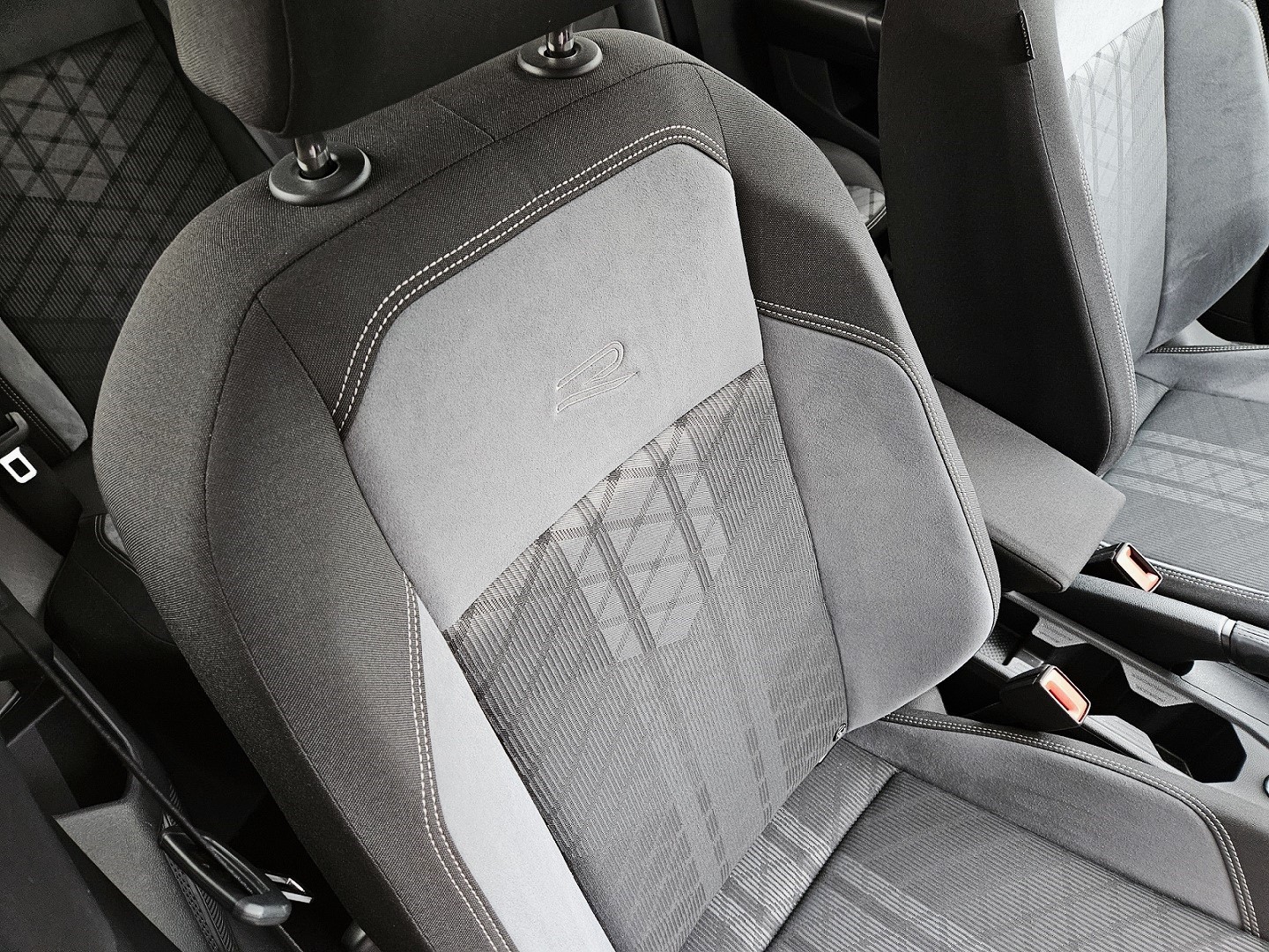 VW Taigo 1.5 TSI R-Line 18 Zoll / DSG / IQ Matrix / PANO / KAMERA / LED / VW Service NEU-image-23