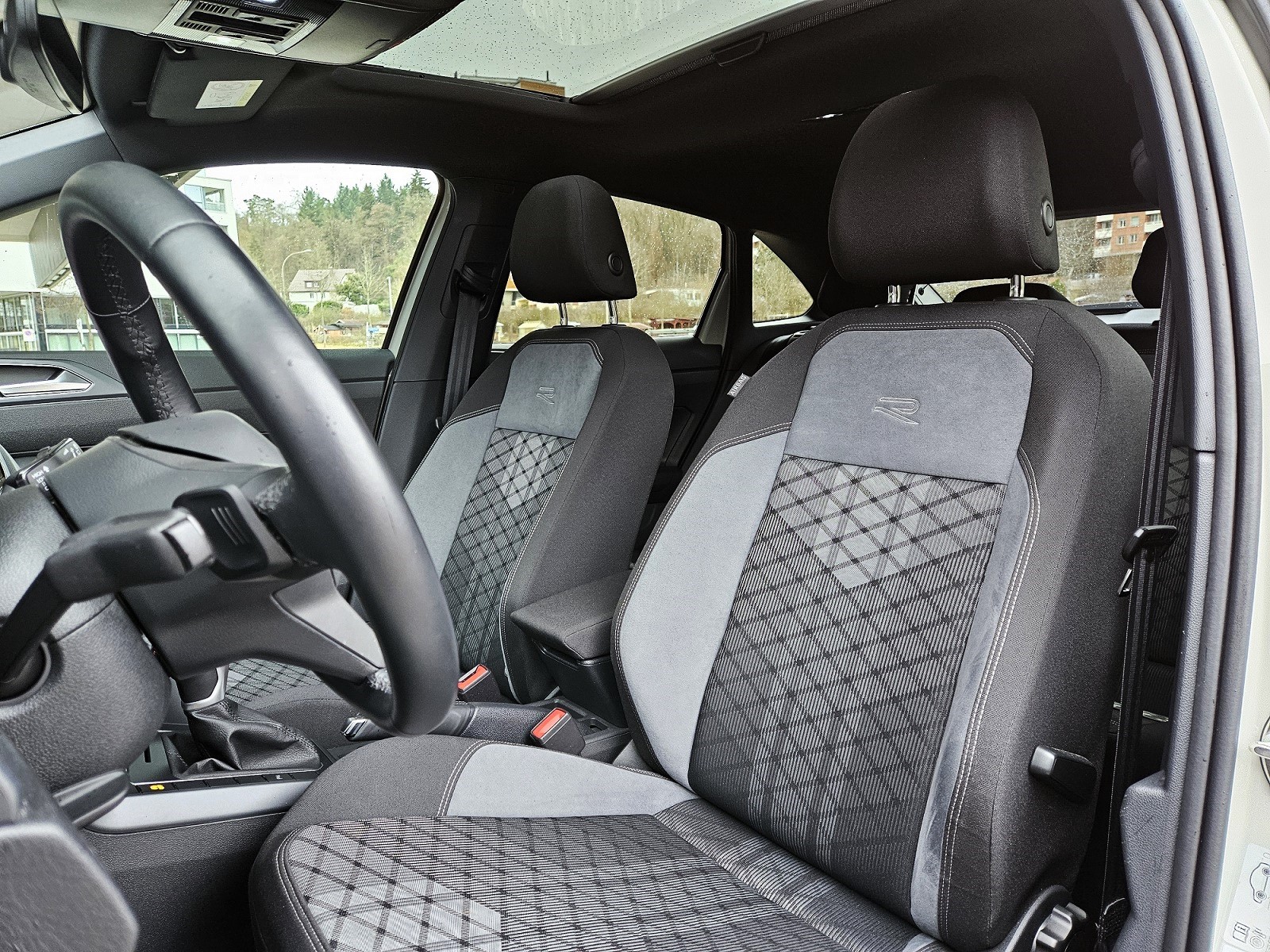 VW Taigo 1.5 TSI R-Line 18 Zoll / DSG / IQ Matrix / PANO / KAMERA / LED / VW Service NEU-image-21