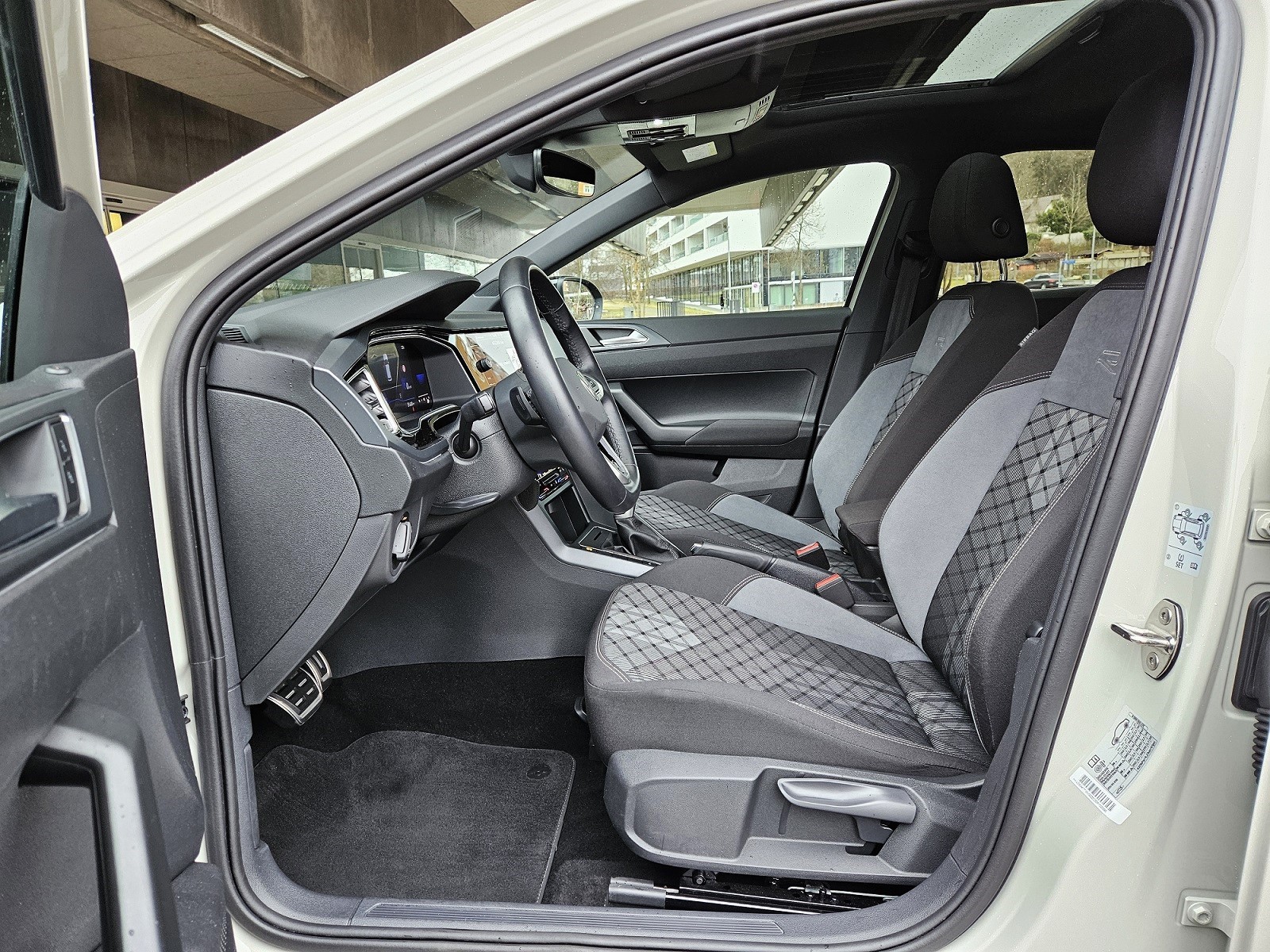 VW Taigo 1.5 TSI R-Line 18 Zoll / DSG / IQ Matrix / PANO / KAMERA / LED / VW Service NEU-image-20
