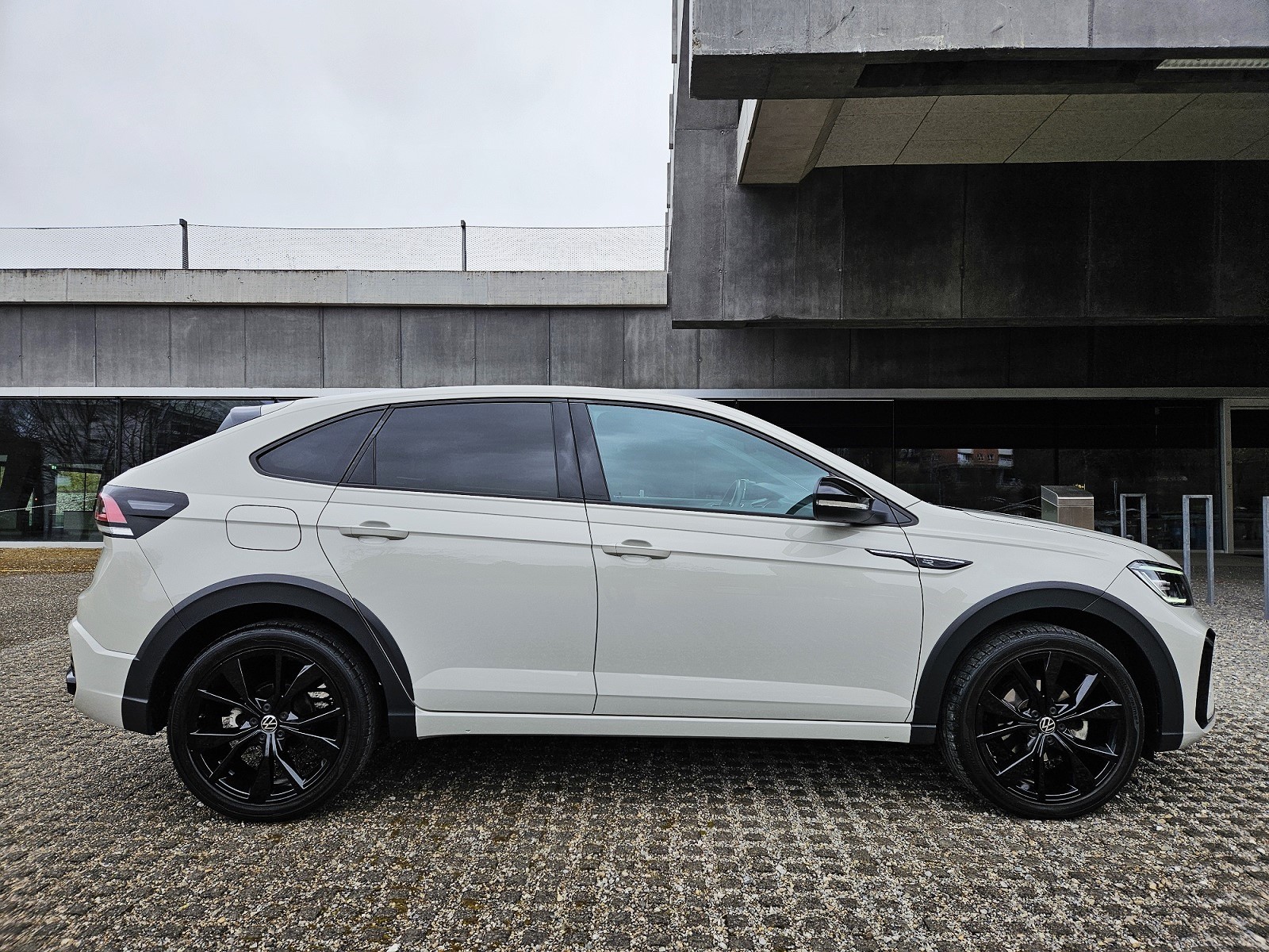 VW Taigo 1.5 TSI R-Line 18 Zoll / DSG / IQ Matrix / PANO / KAMERA / LED / VW Service NEU-showroom-element-3
