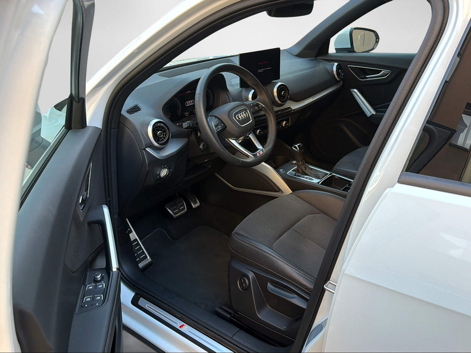 AUDI Q2 40 TFSI S line Attraction quattro S-tronic-image-2