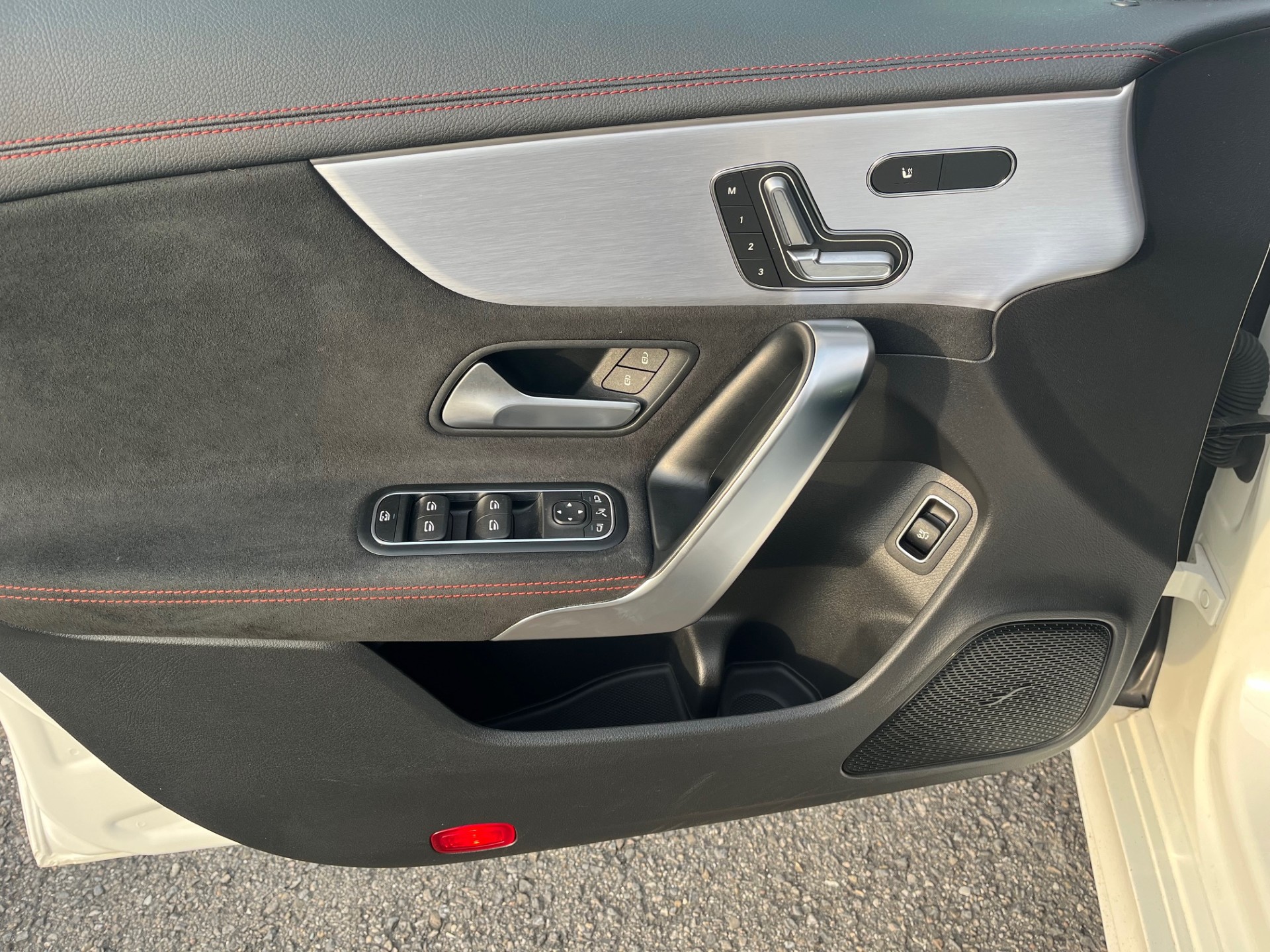 MERCEDES-BENZ CLA Shooting Brake 250 4Matic 7G-DCT AMG Line-image-12