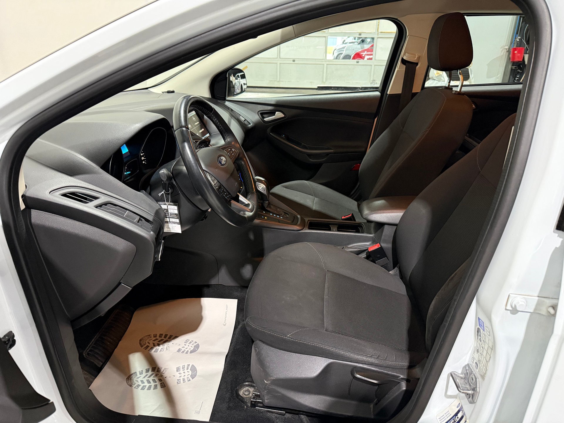 FORD Focus 1.5 TDCi Business PowerShift-image-12