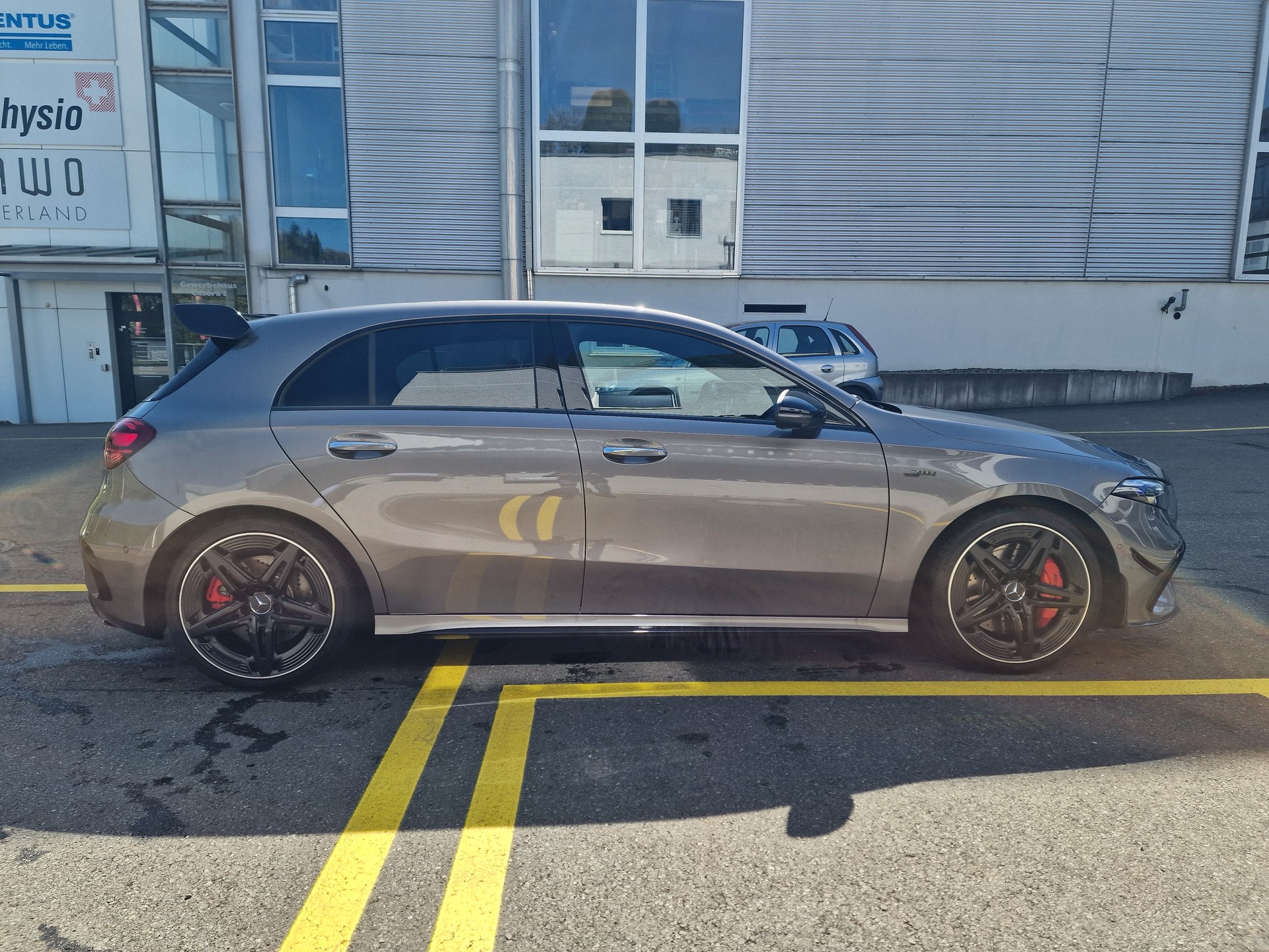 MERCEDES-BENZ A AMG 35 4Matic 8G-DCT-showroom-element-3