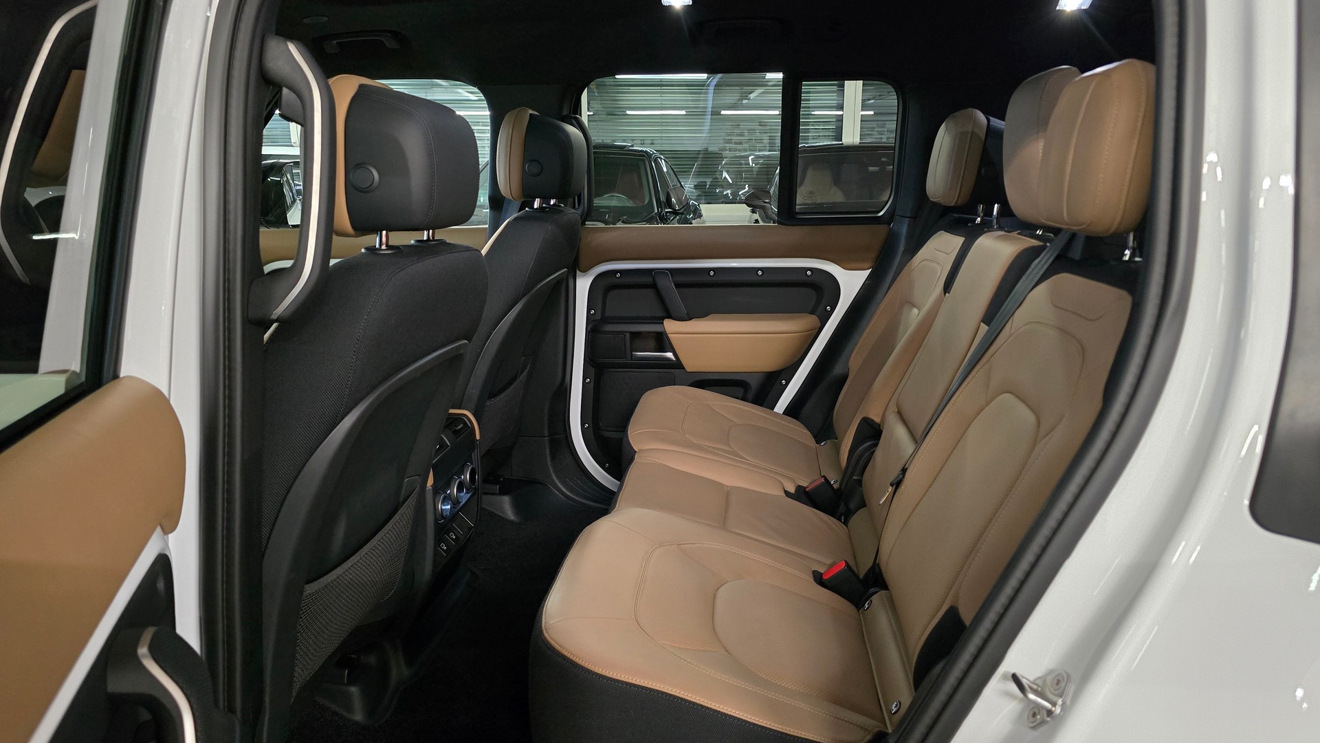LAND ROVER Defender 130 P500 5.0 V8 AT8-image-15