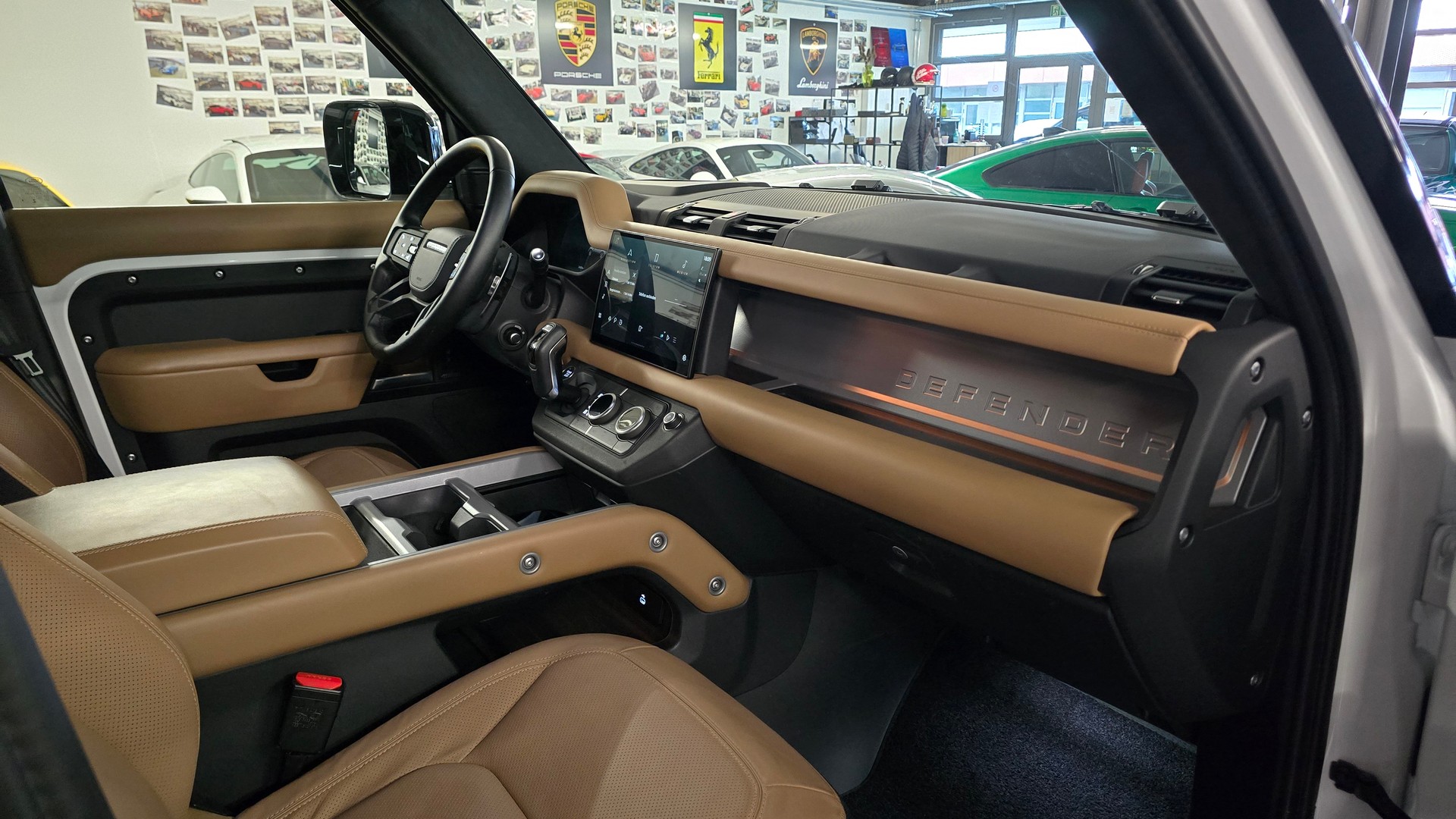 LAND ROVER Defender 130 P500 5.0 V8 AT8-image-17