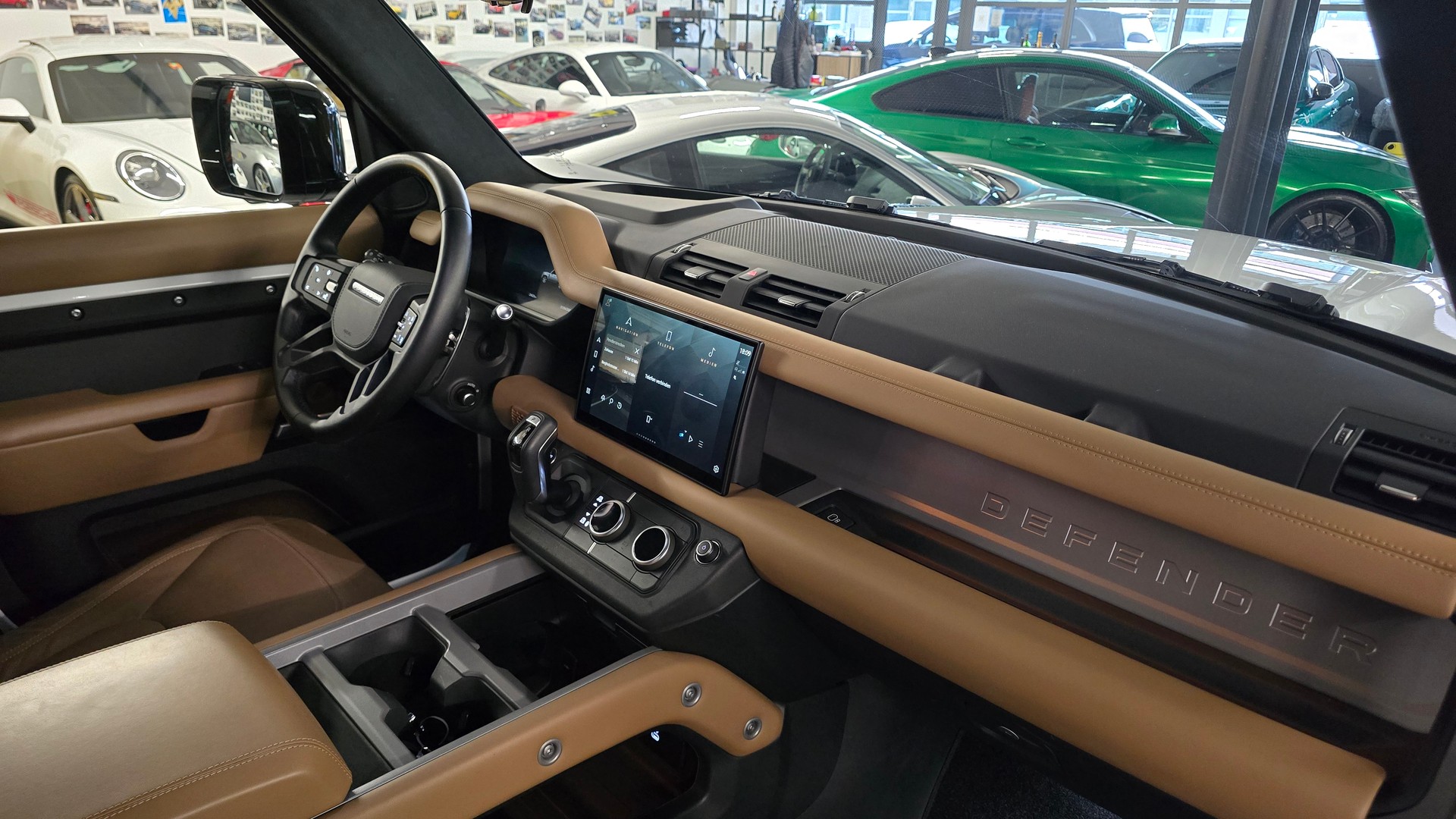 LAND ROVER Defender 130 P500 5.0 V8 AT8-image-18