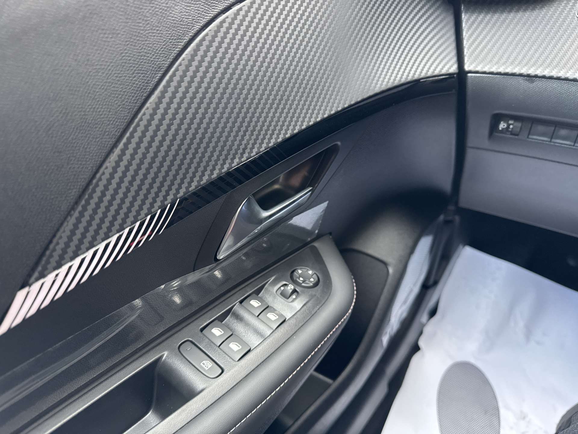 PEUGEOT 208 1.2 MHEV 110 Allure Automat-image-15
