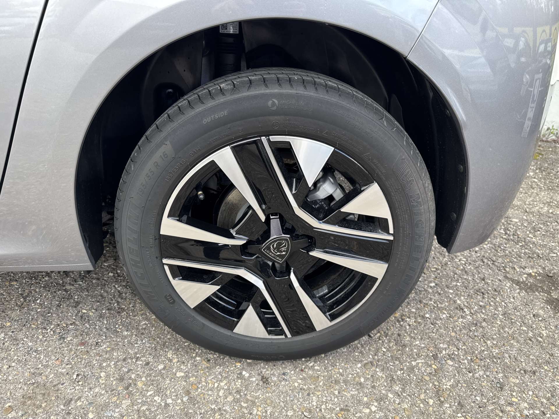 PEUGEOT 208 1.2 MHEV 110 Allure Automat-image-9