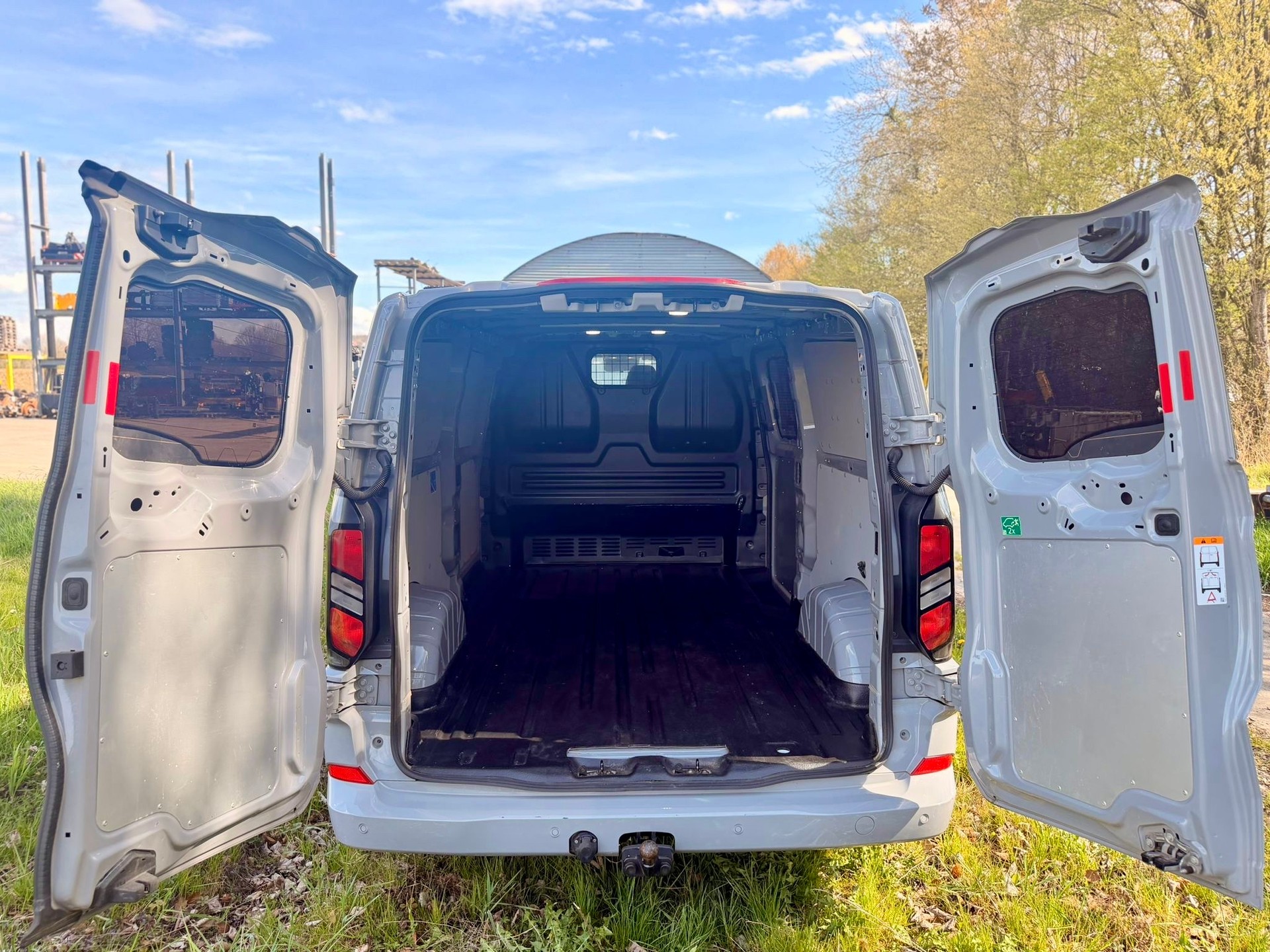 FORD Transit Custom Van 300 L2H1 Trend Automat-image-9
