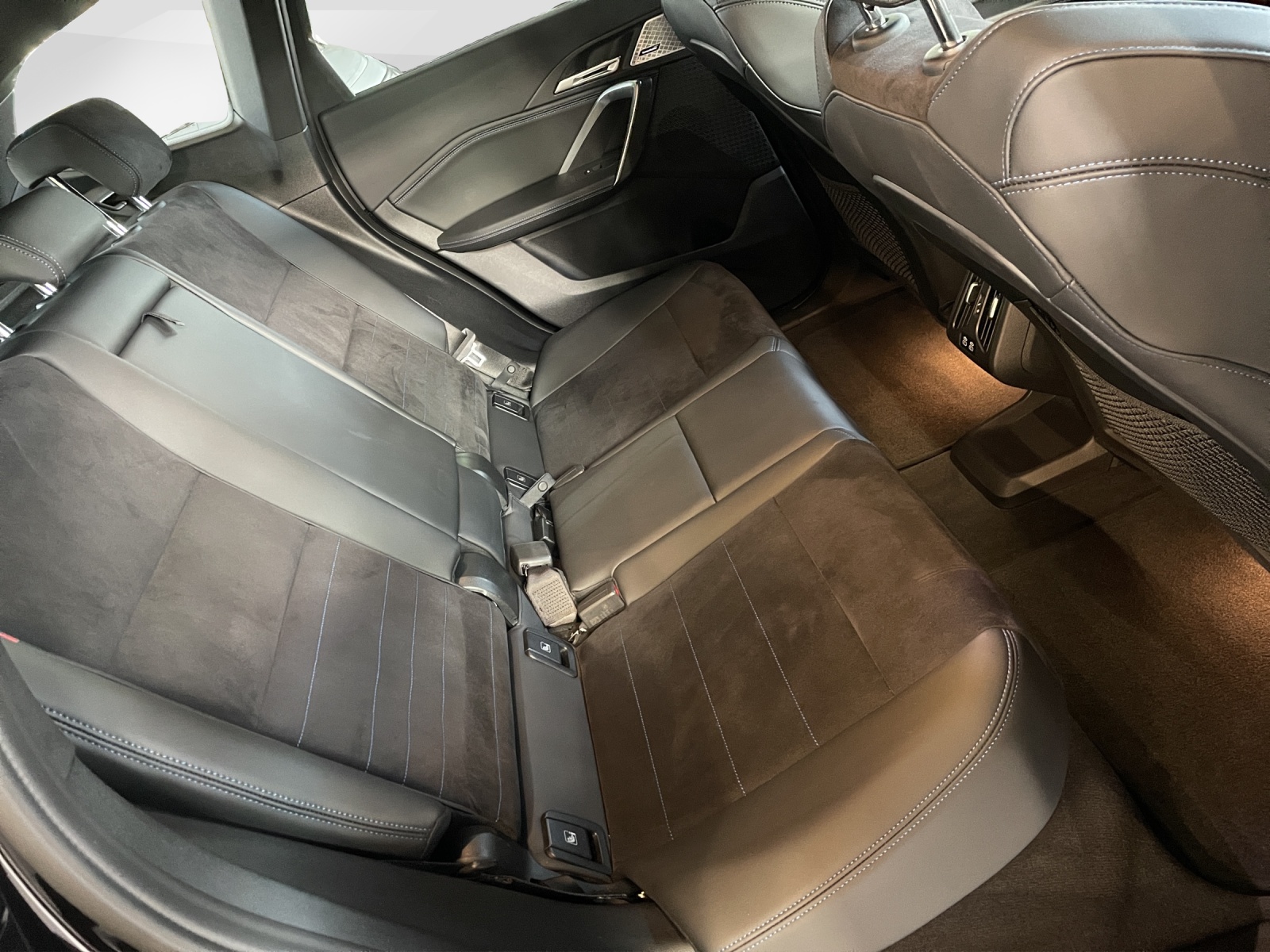 BMW iX1 30 xDrive-image-9
