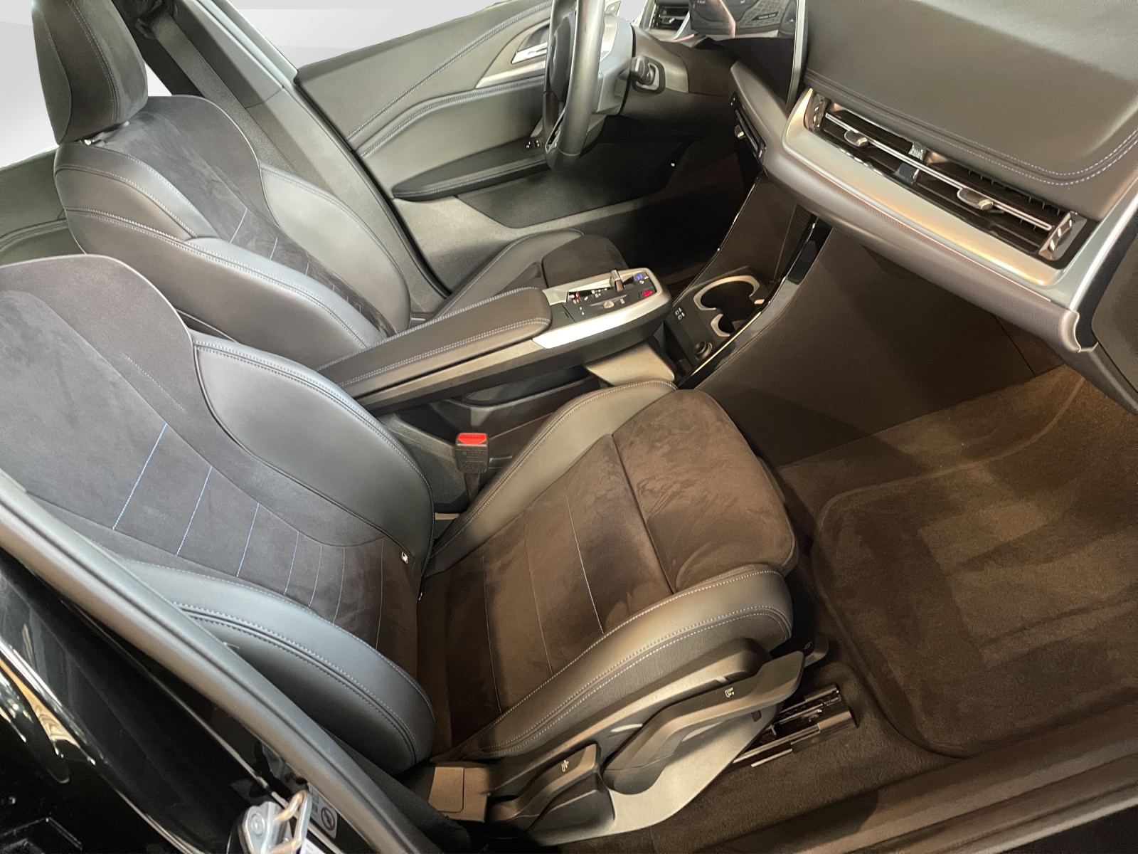 BMW iX1 30 xDrive-image-8