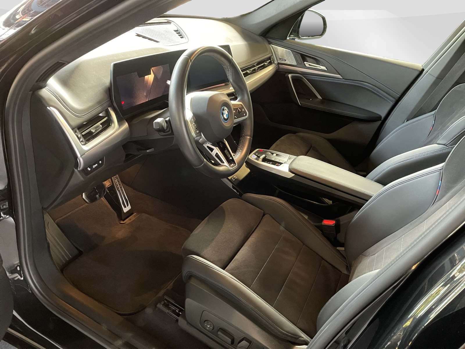 BMW iX1 30 xDrive-image-6