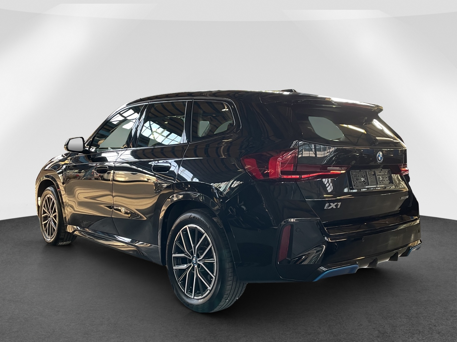 BMW iX1 30 xDrive-image-3