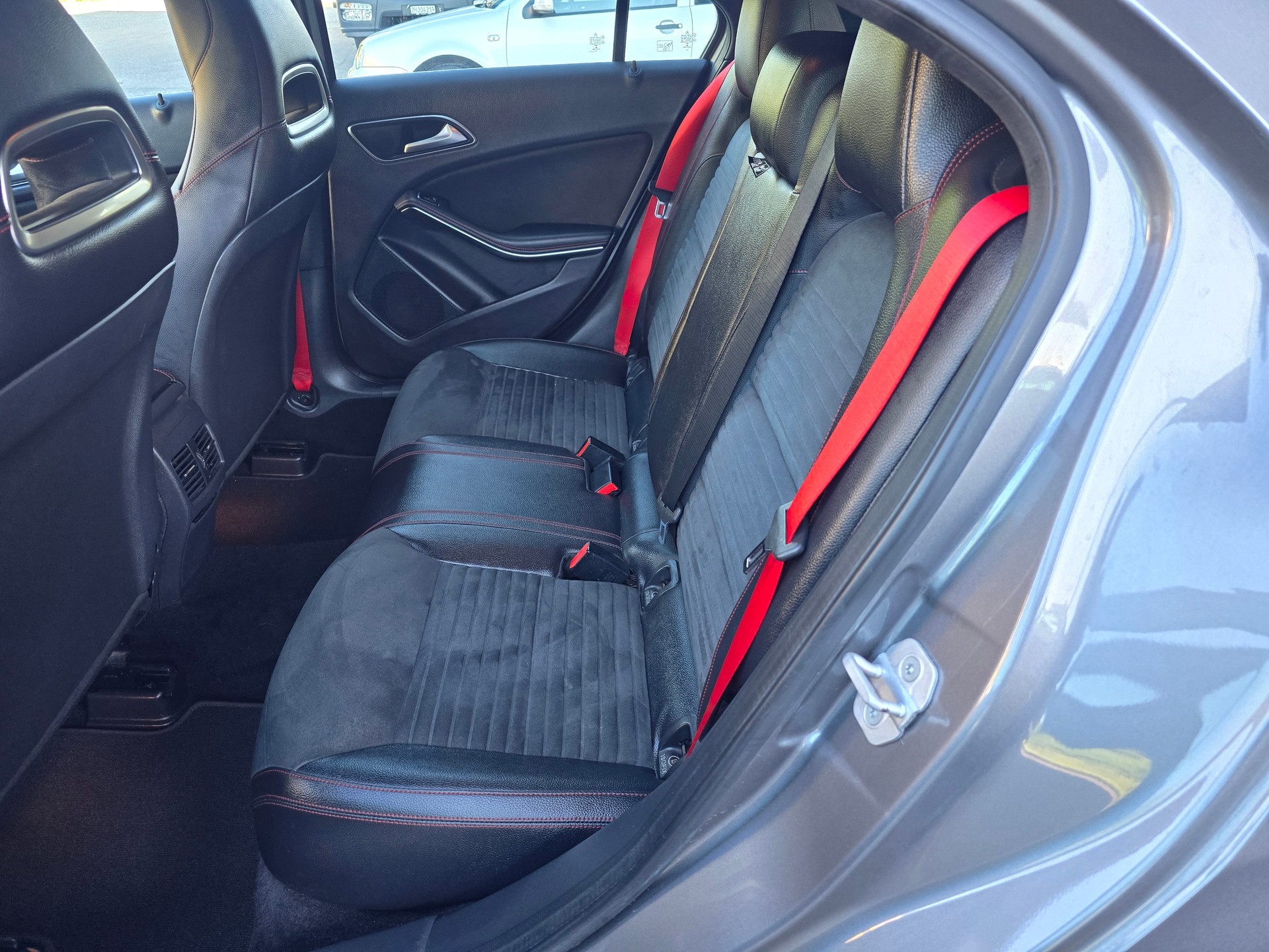 MERCEDES-BENZ A 250 Sport 4Matic AMG Line 7G-DCT-image-12