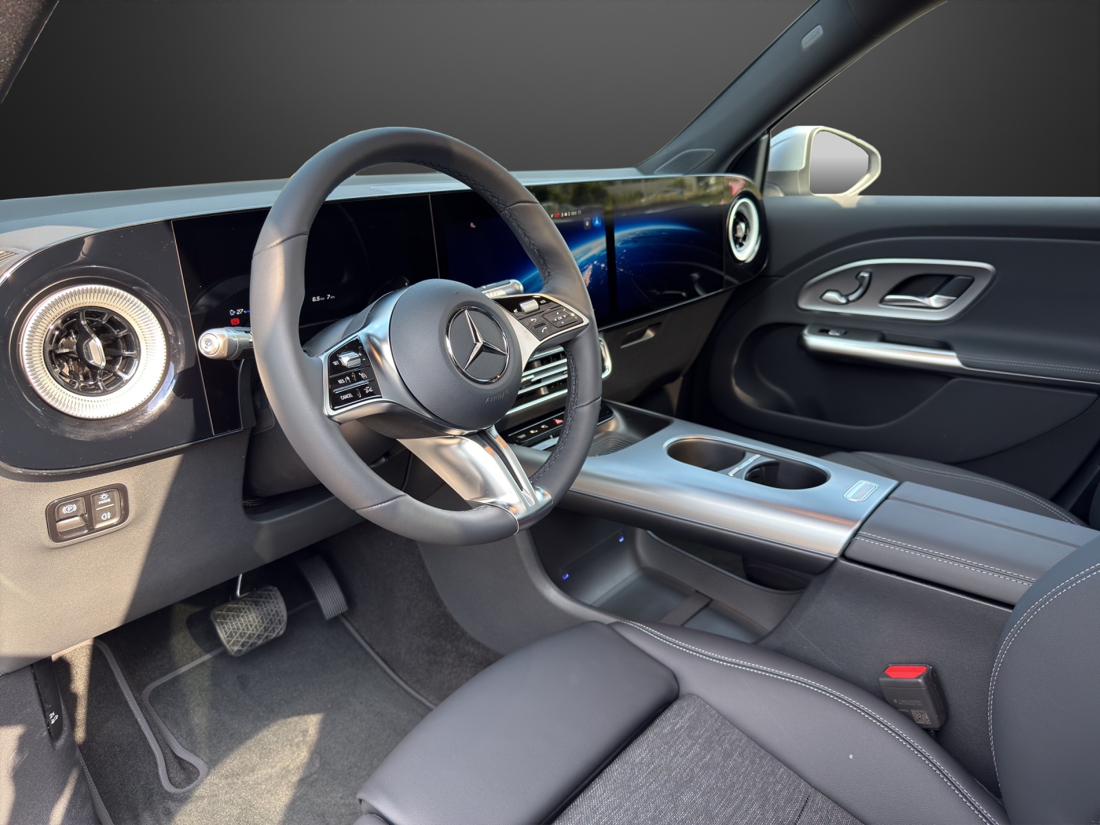MERCEDES-BENZ GLB 250+ with EQ Technology-image-9