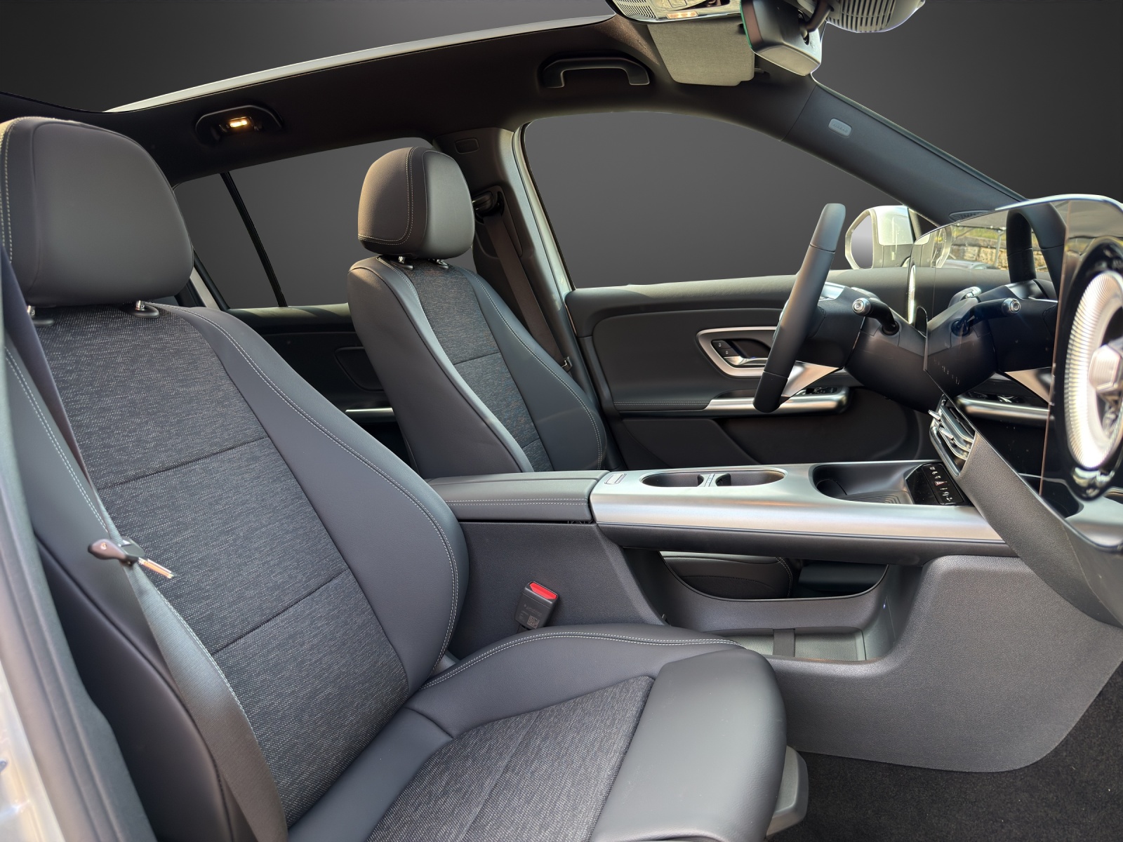 MERCEDES-BENZ GLB 250+ with EQ Technology-image-11