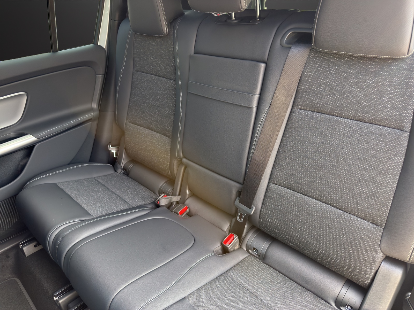 MERCEDES-BENZ GLB 250+ with EQ Technology-image-14