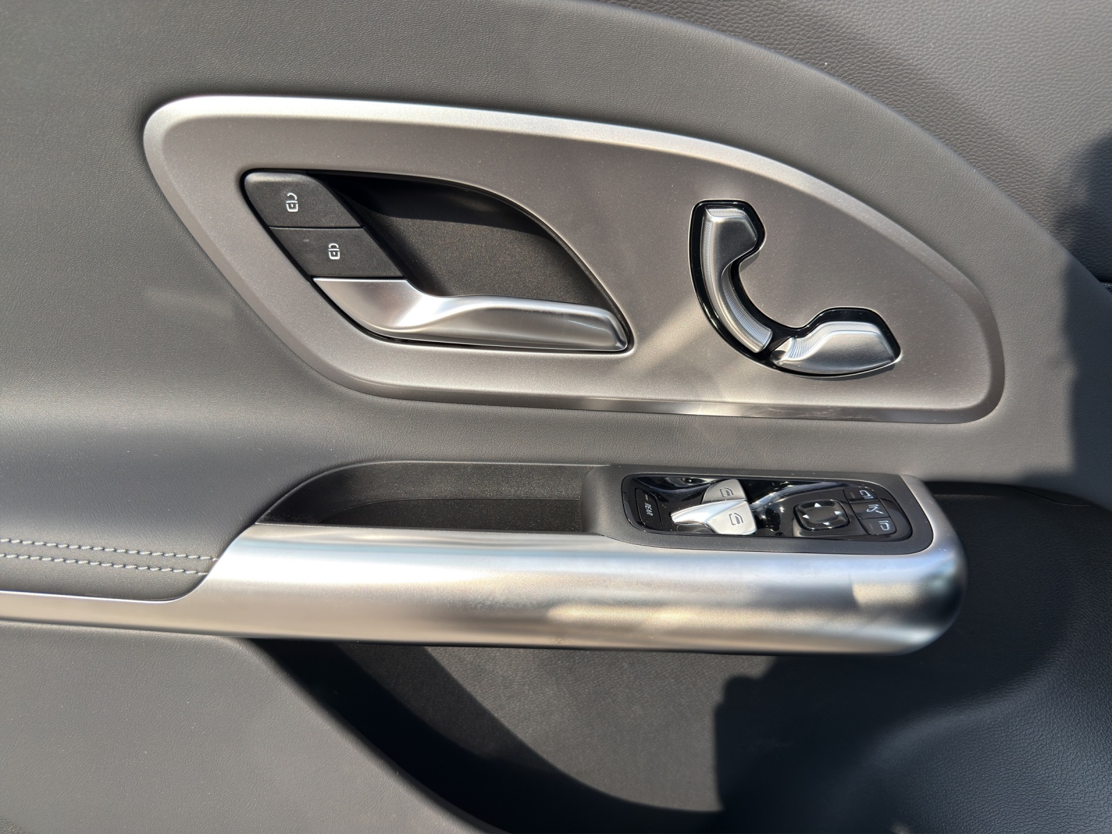 MERCEDES-BENZ GLB 250+ with EQ Technology-image-12