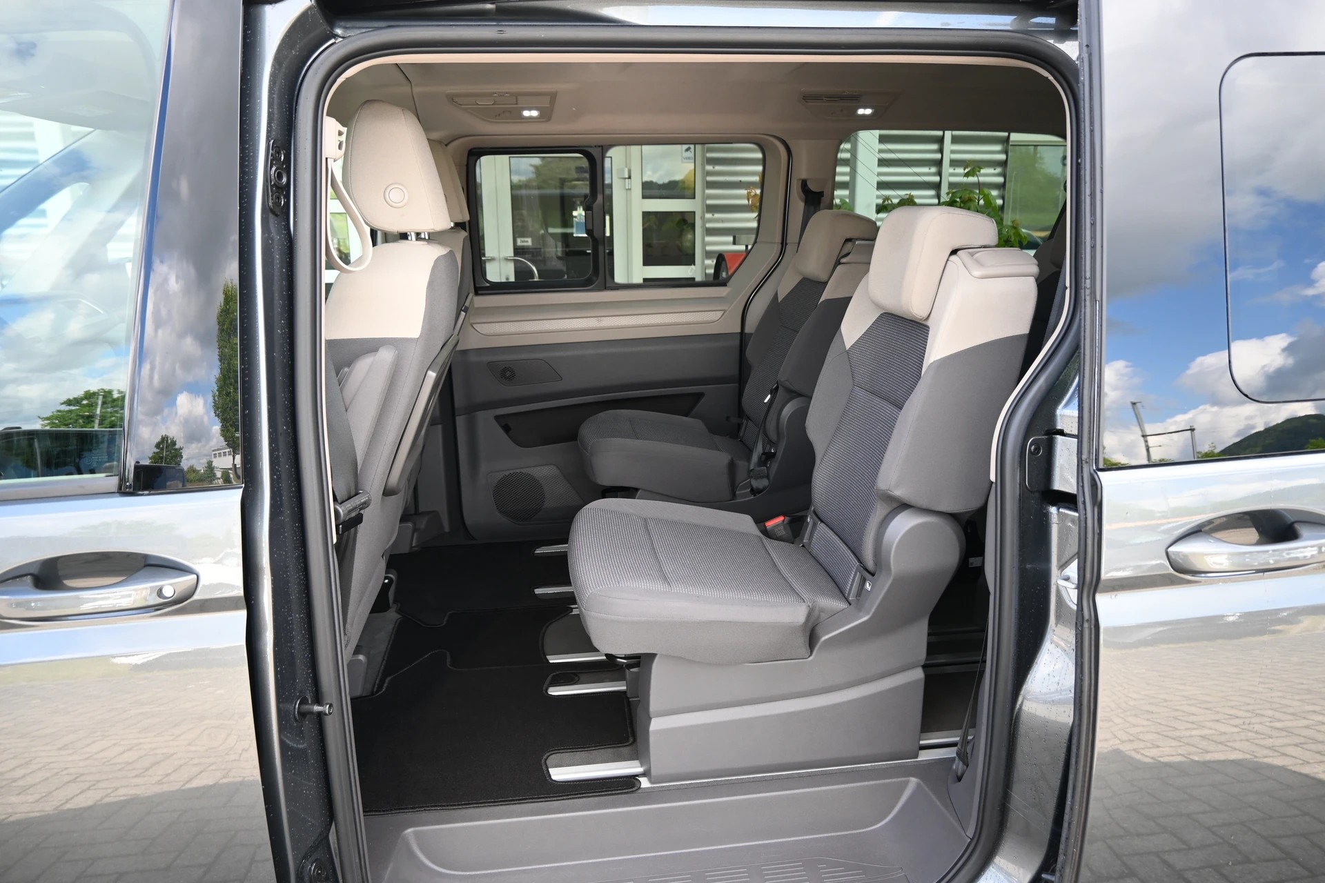 VW Multivan 2.0 TDI DSG Lang 7-Plätzer + AHK 2000kg + Standheizung-image-17