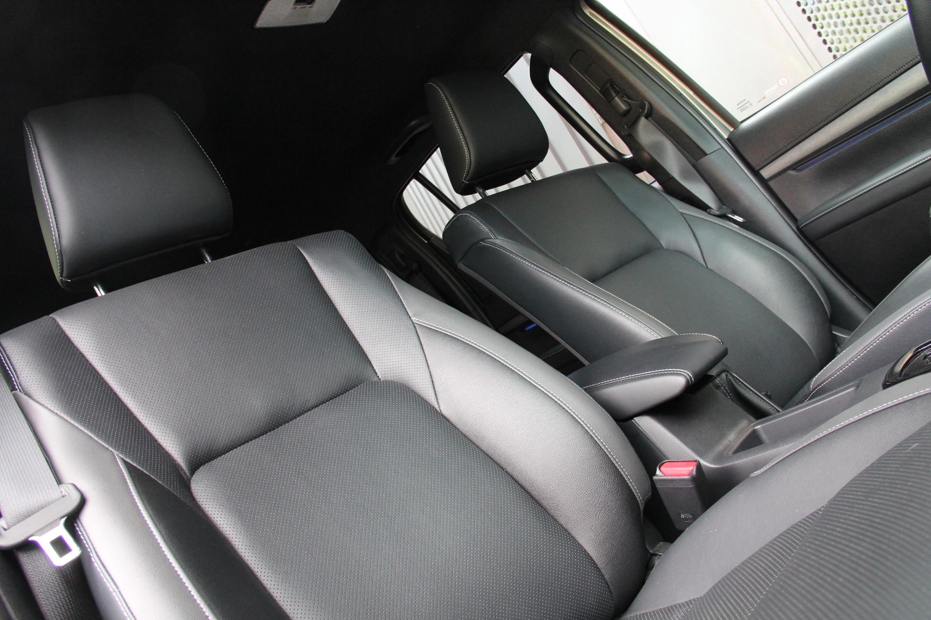 TOYOTA Hilux 2.8d MHEV Invincible Double Cab 4x4 *3500Kg-ANHÄNGEKUPPLUNG* *360°-KAMERA* *LEDER* *JBL-SOUND* 4xSITZHEIZUNG-image-5