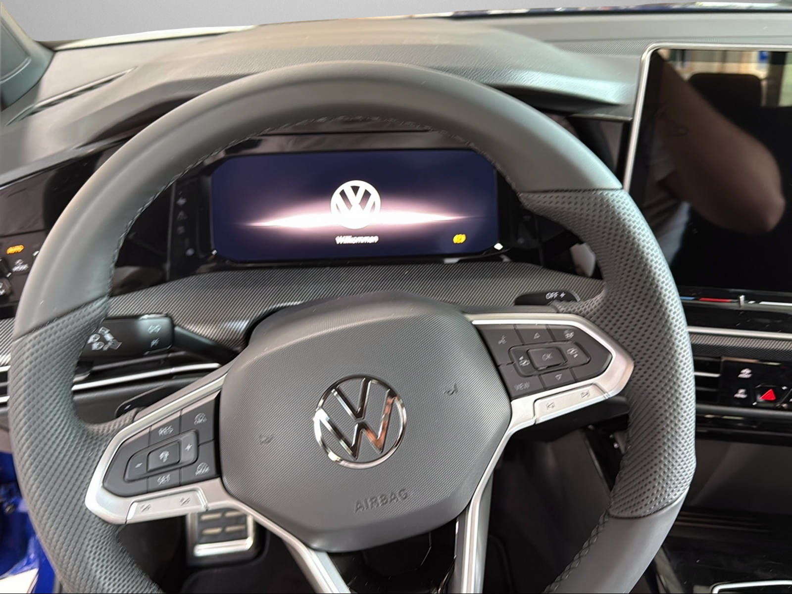 VW Golf 1.5 e TSI mHEV R-Line DSG-image-8