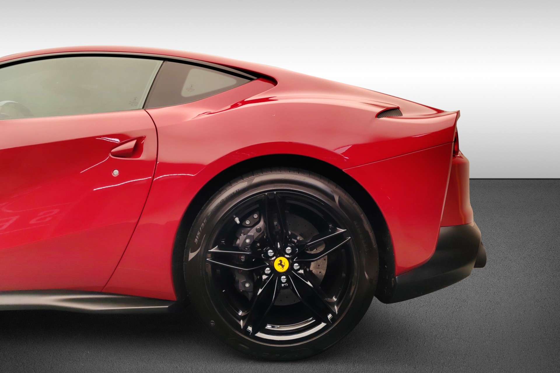 FERRARI 812 Superfast-image-9