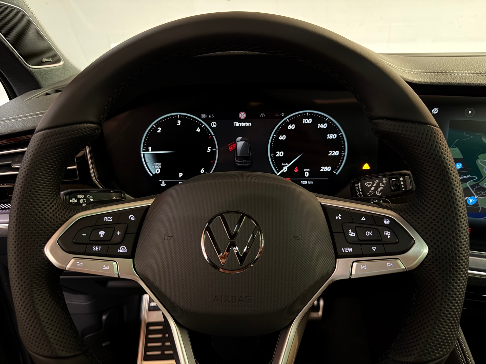 VW Touareg Final Edition 3.0 TDI R-Line Tiptronic-image-24