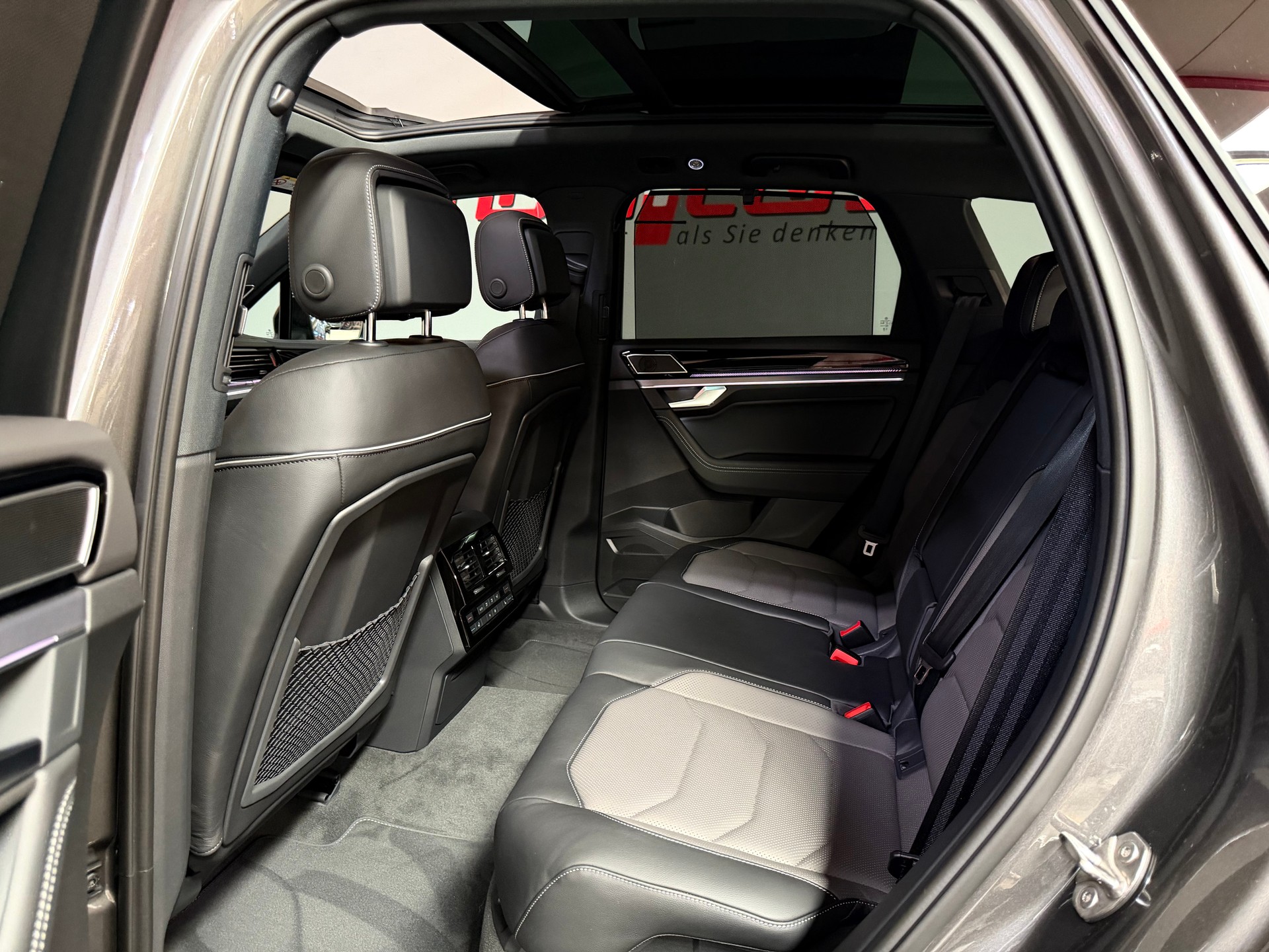 VW Touareg Final Edition 3.0 TDI R-Line Tiptronic-image-16