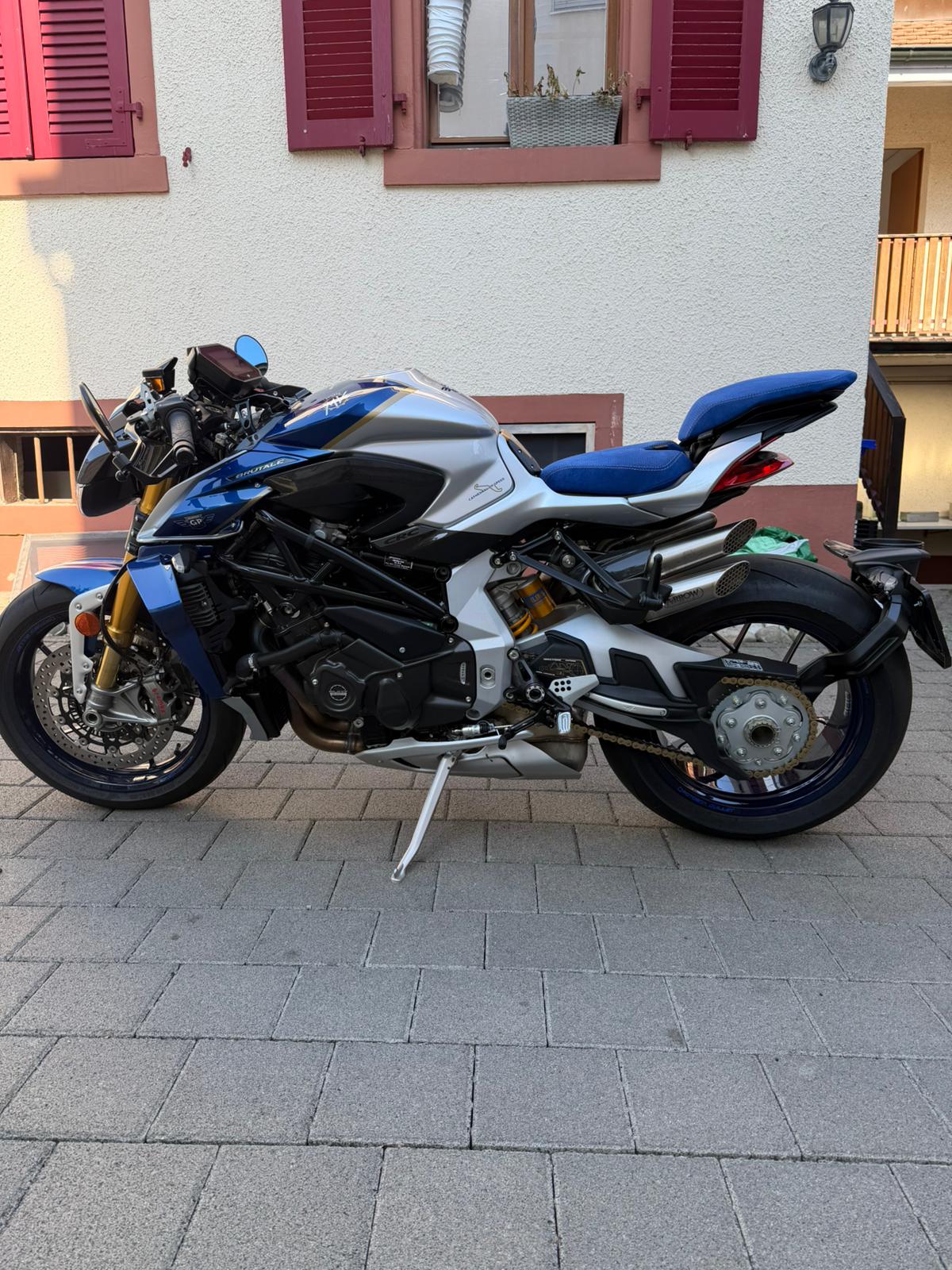 MV AGUSTA B4 Brutale 1000 RR Assen-showroom-element-2