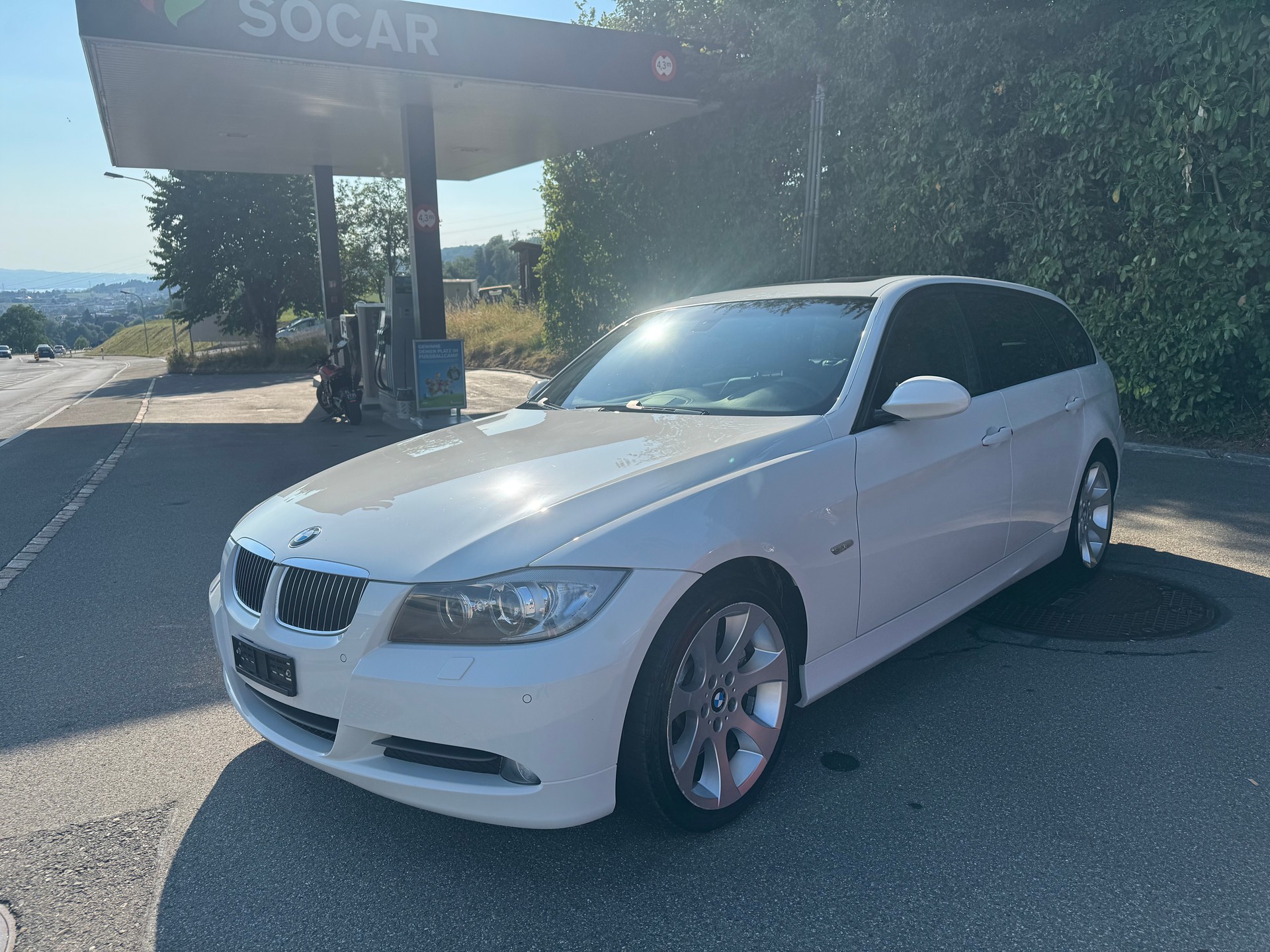 BMW 330d Touring-image-1