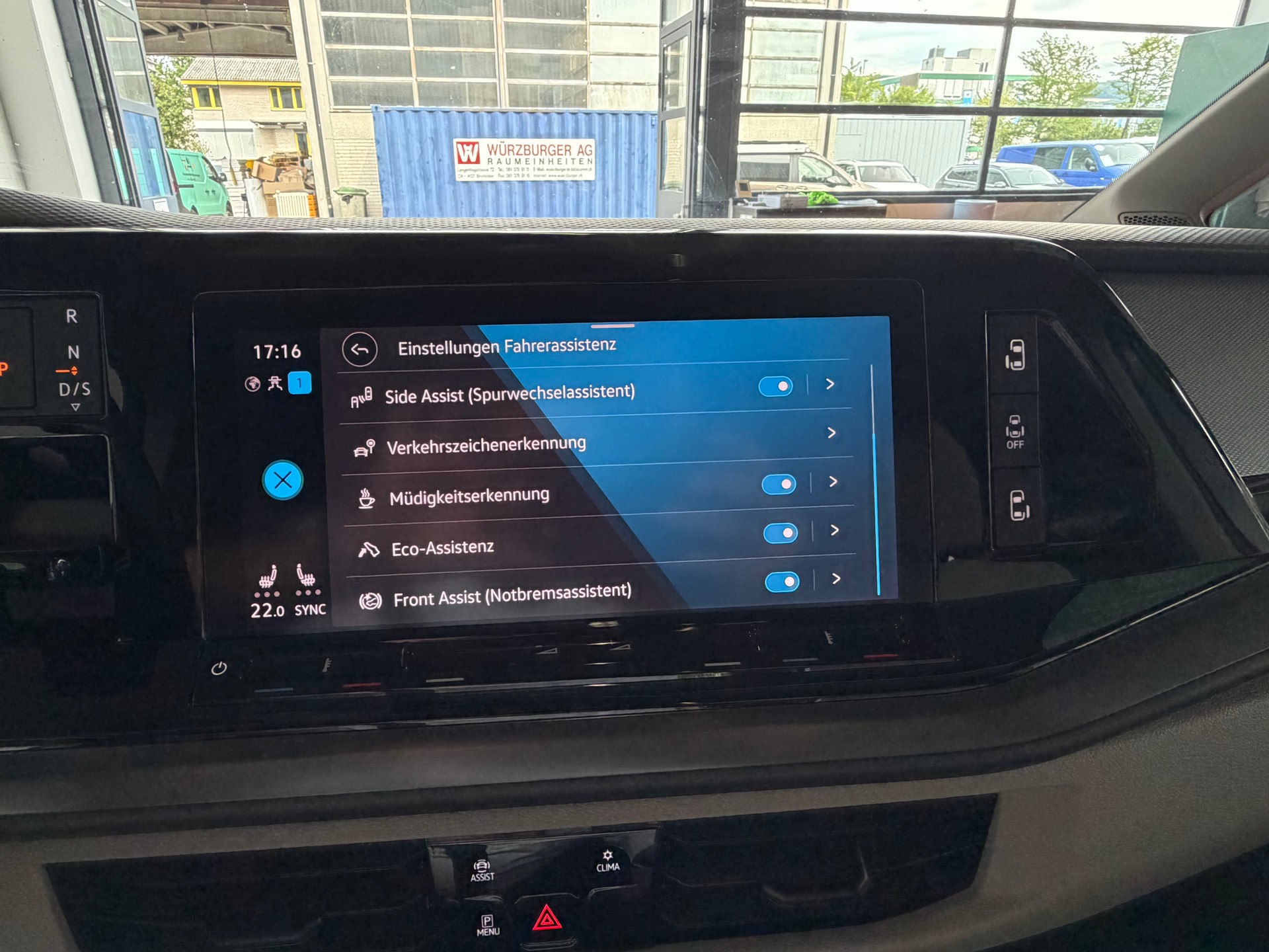 VW Multivan 2.0 TSI 204 PS DSG * STANDHEIZUNG * 7 SITZE *-image-24