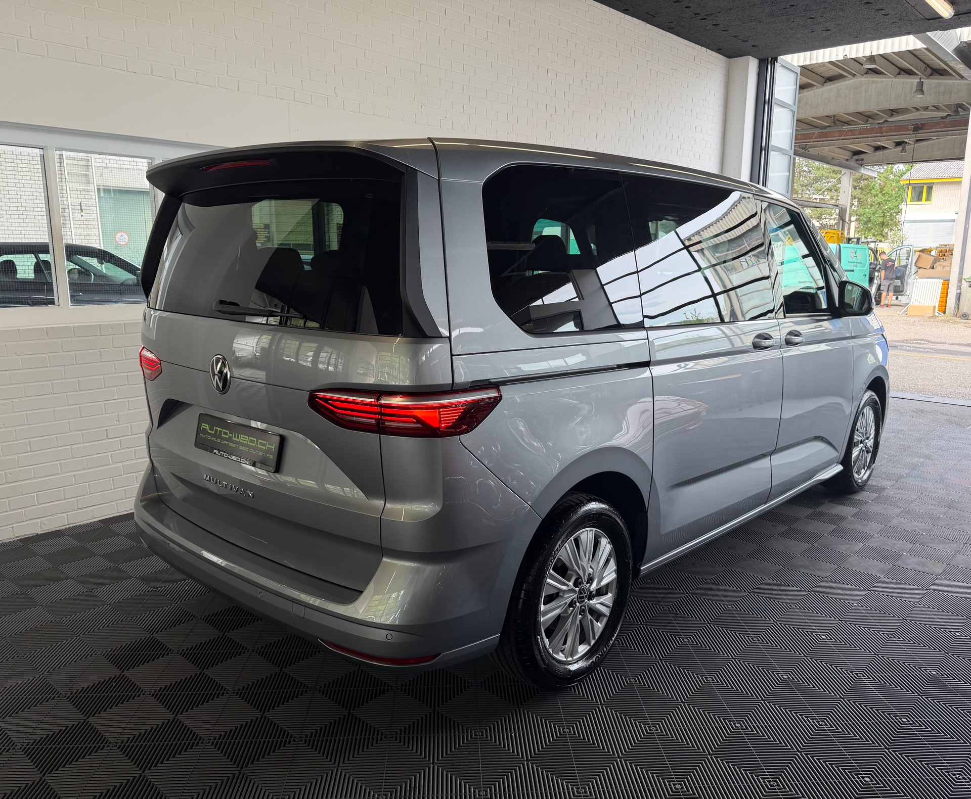 VW Multivan 2.0 TSI 204 PS DSG * STANDHEIZUNG * 7 SITZE *-image-2