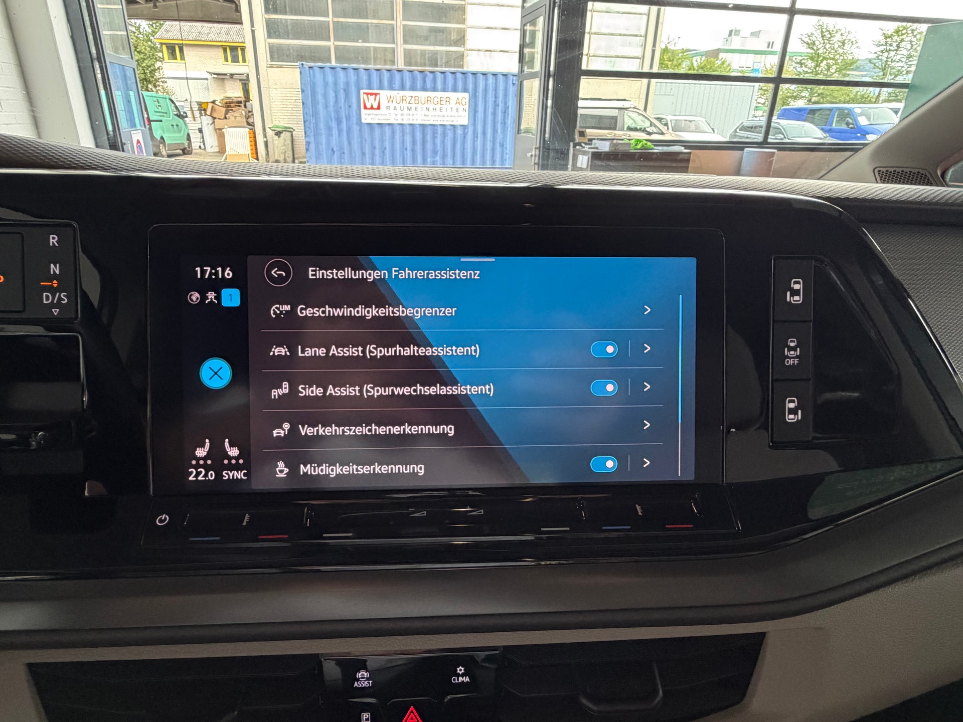 VW Multivan 2.0 TSI 204 PS DSG * STANDHEIZUNG * 7 SITZE *-image-25